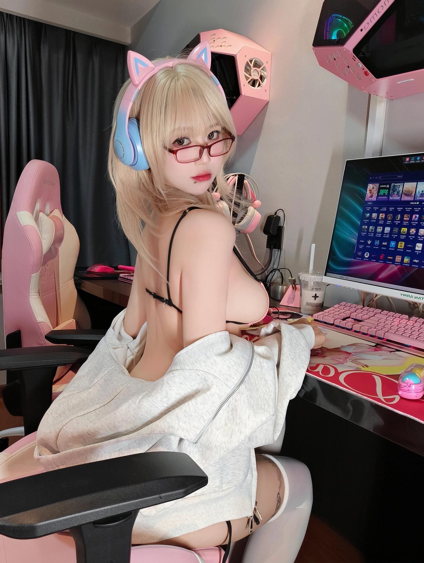 [Photo] Mashu Delicious - Gaming Girlfriend: Home Gaming Theme Black Silk Leggy Beauty 85P