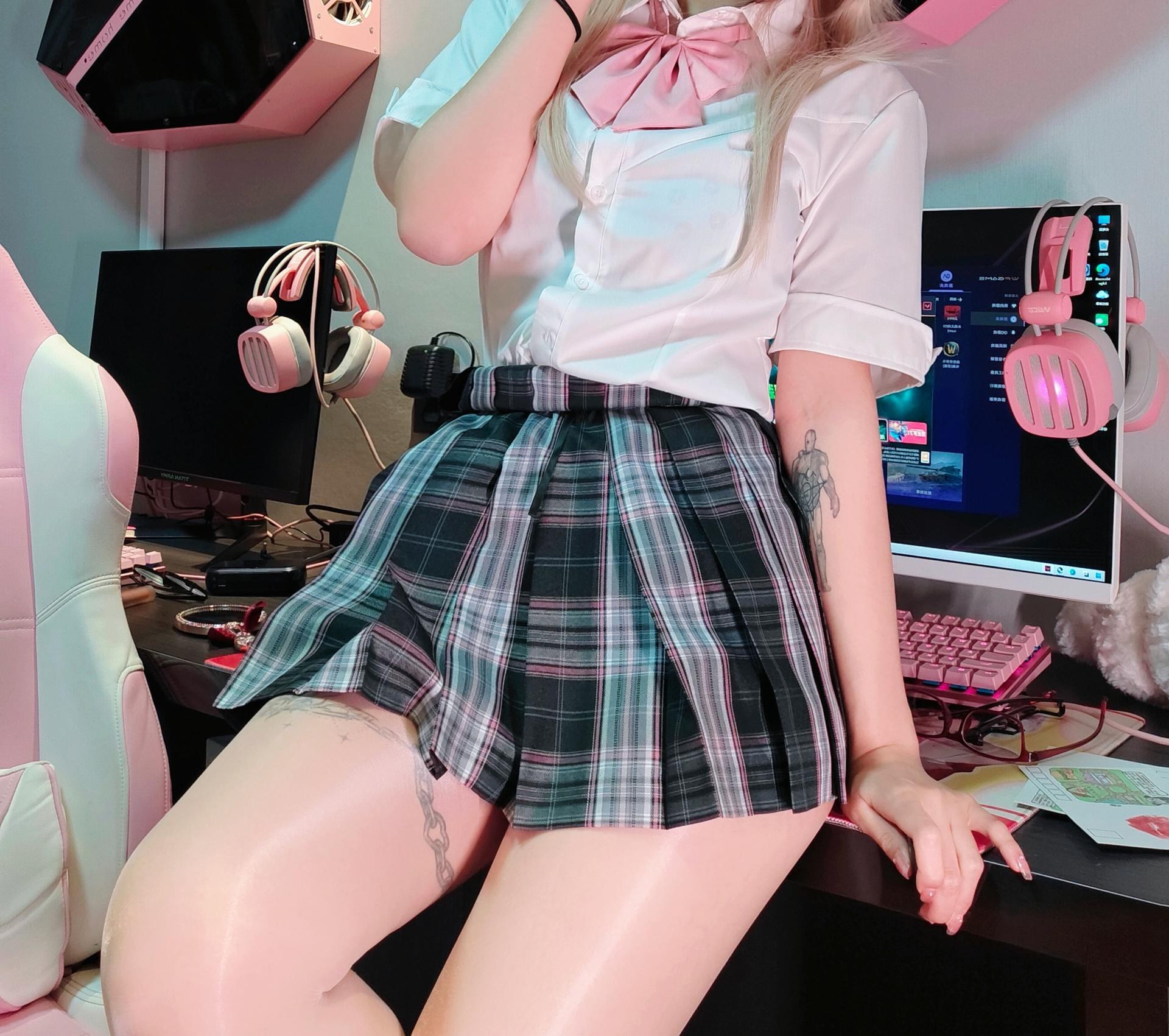 [寫真] 麻薯好吃 - 電競女友：居家遊戲主題黑絲美腿 85P