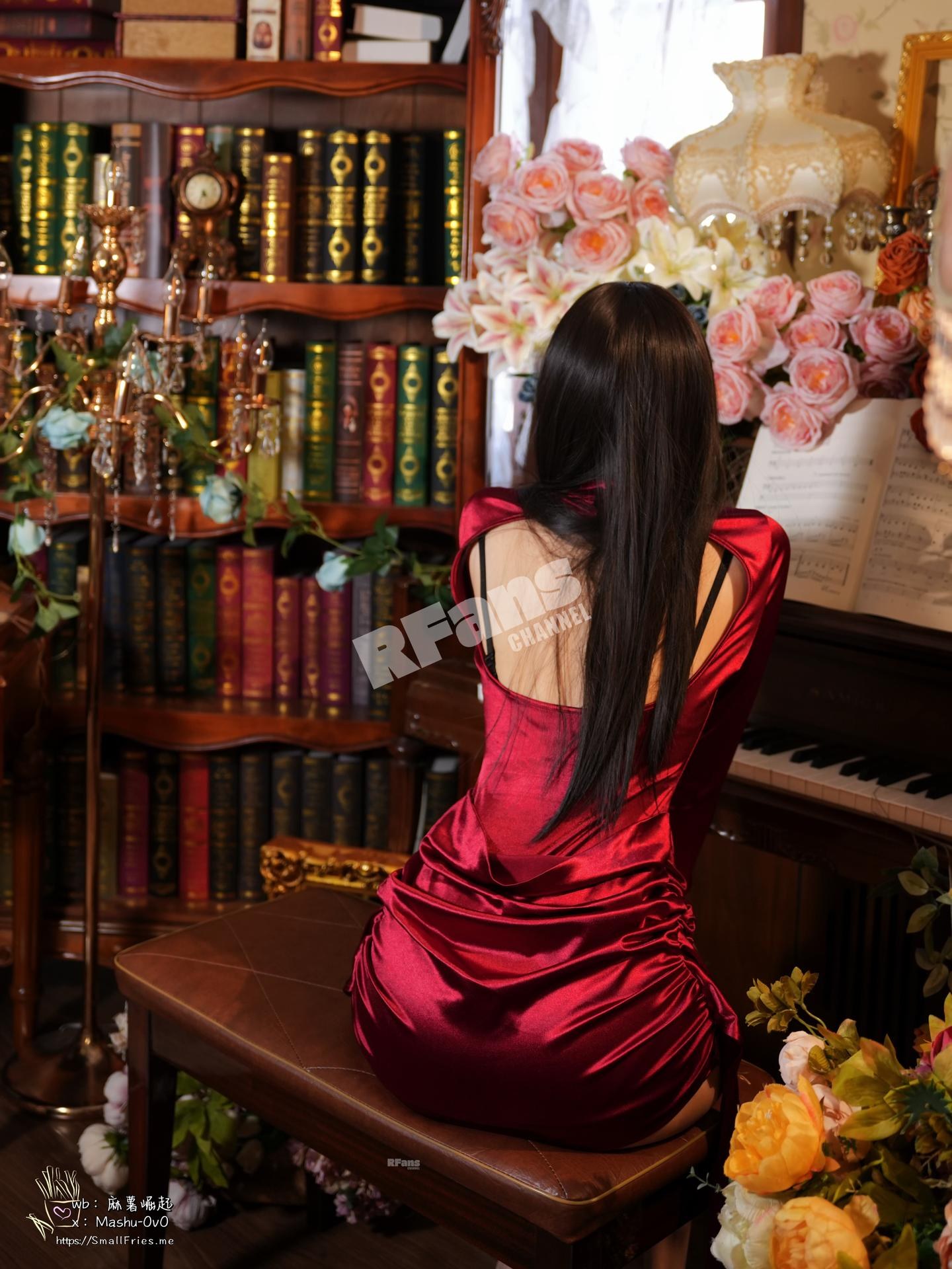 [写真] 麻薯好吃 - ボルドーの賛歌：ボルドーのドレスと美胸のプライベートショット 47P