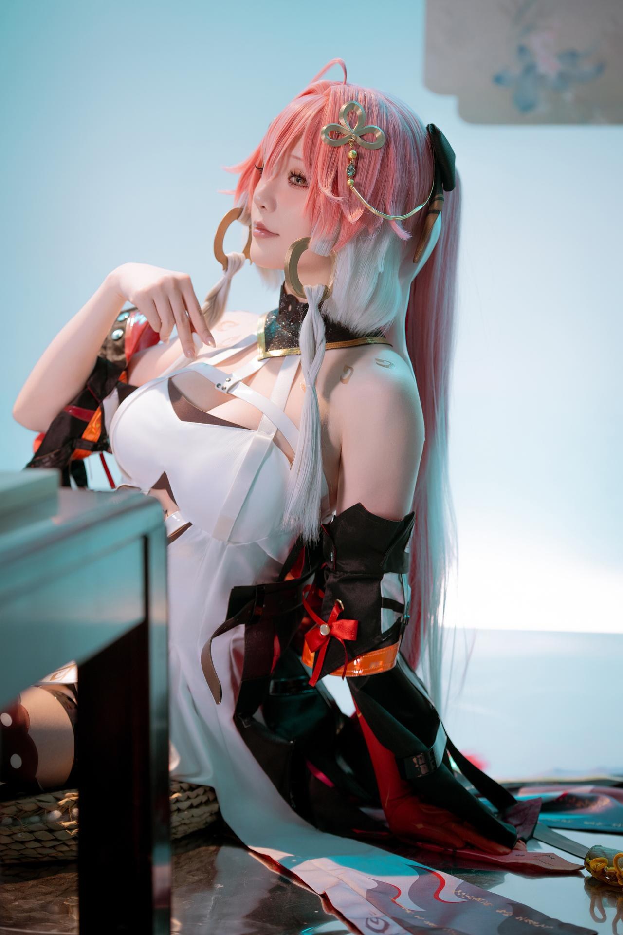 [cosplay] 星之迟迟Hoshilily - Wuthering Waves Changli: ชุดดำทองและเรียวขาที่ถ่ายทอดได้สมจริง 24P