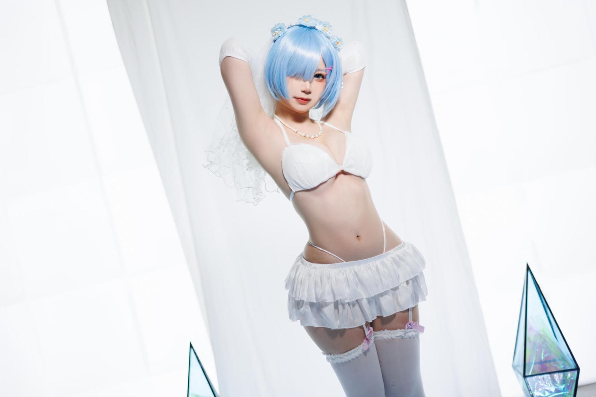 [cosplay] 樱落酱w - レム花嫁：青髪のウェディングドレス、白ストッキング、美脚 25P