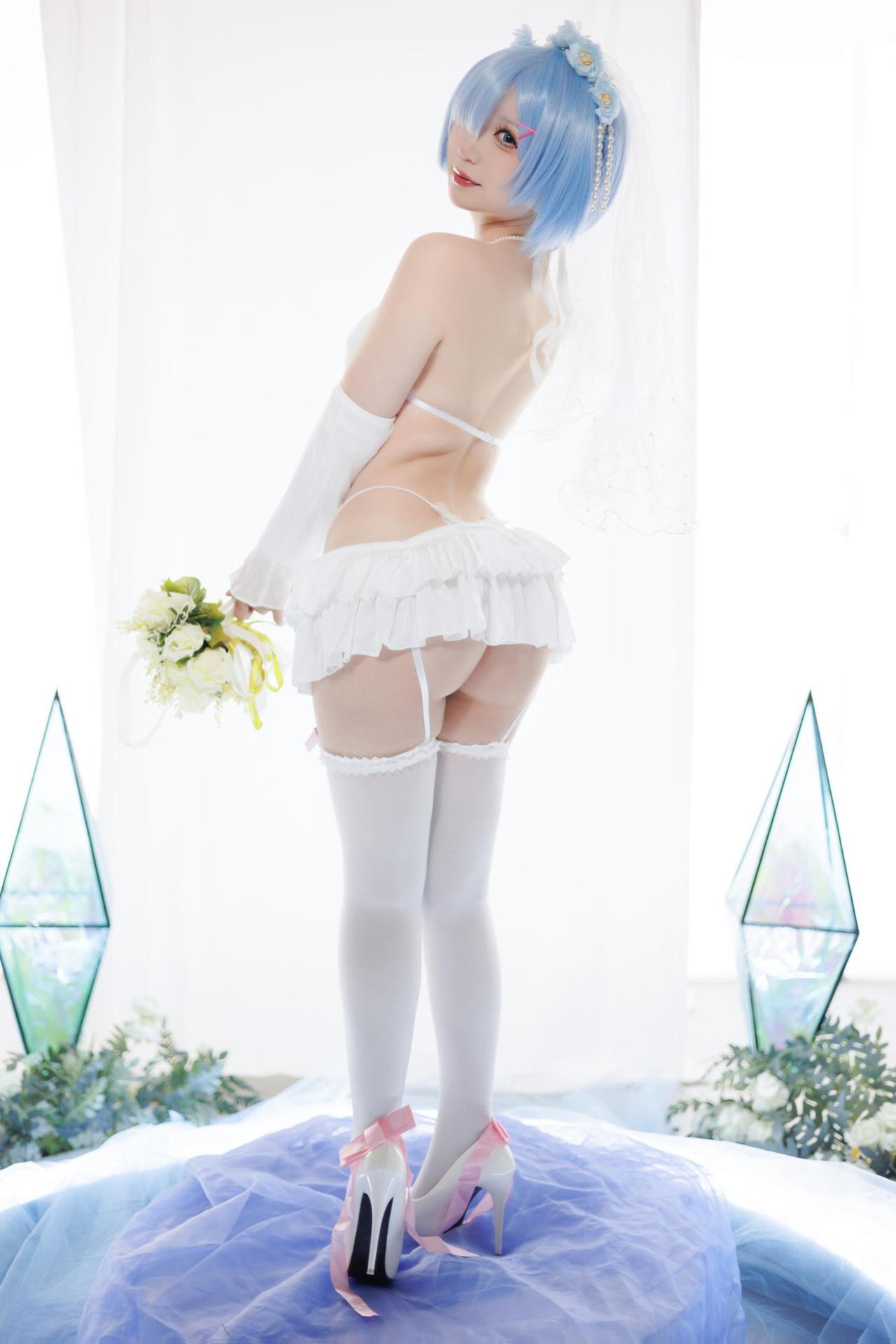 [cosplay] 樱落酱w - レム花嫁：青髪のウェディングドレス、白ストッキング、美脚 25P