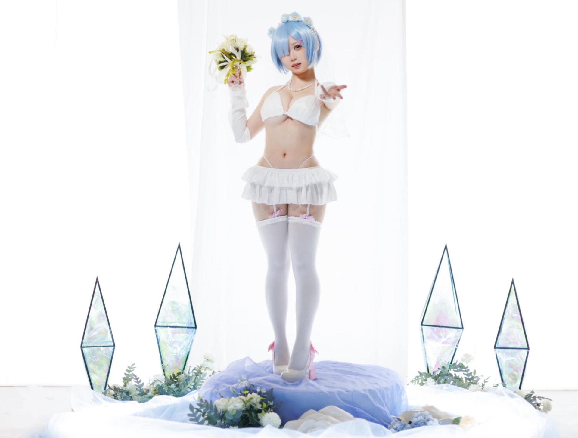 [cosplay] 樱落酱w - レム花嫁：青髪のウェディングドレス、白ストッキング、美脚 25P