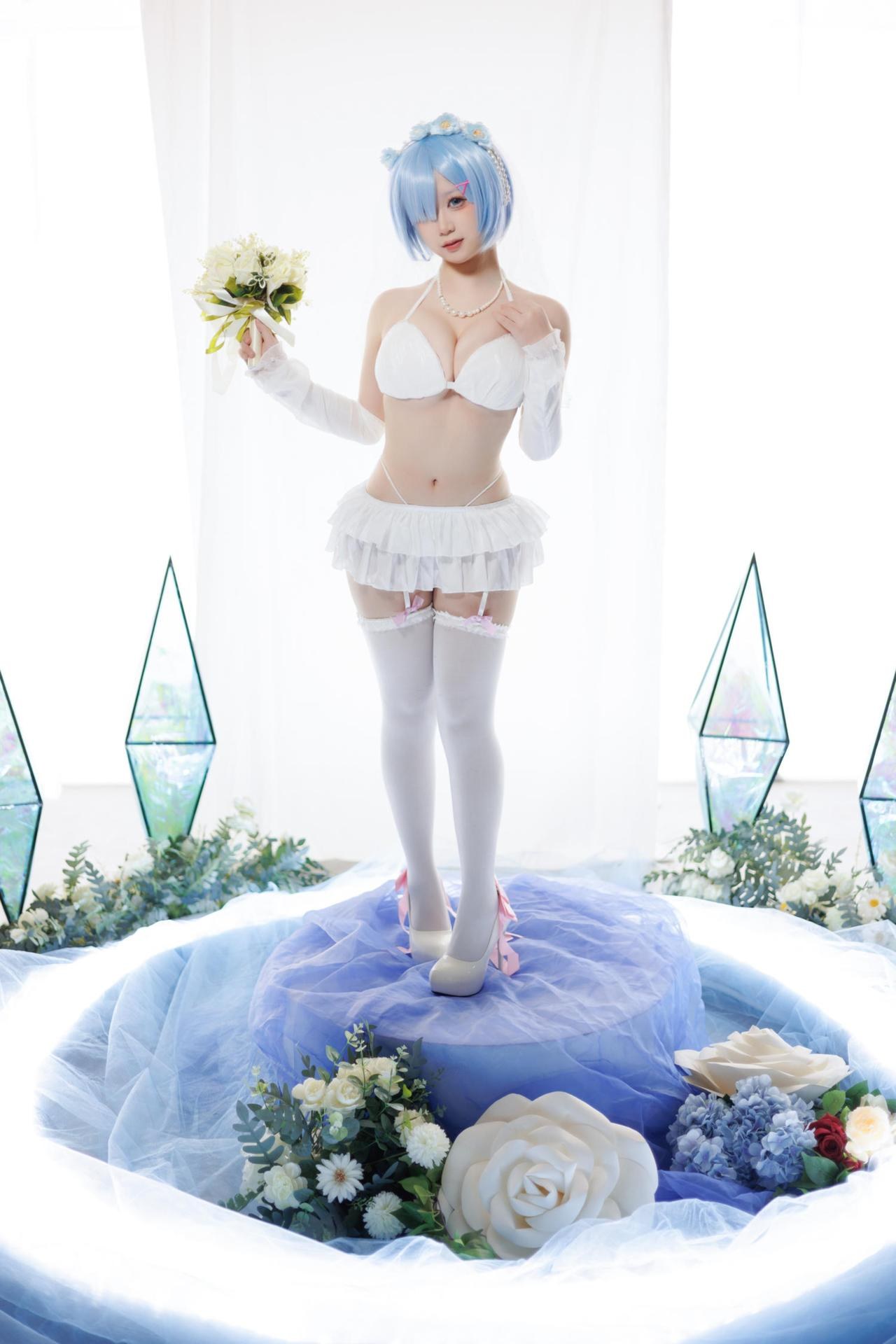[cosplay] 樱落酱w - レム花嫁：青髪のウェディングドレス、白ストッキング、美脚 25P