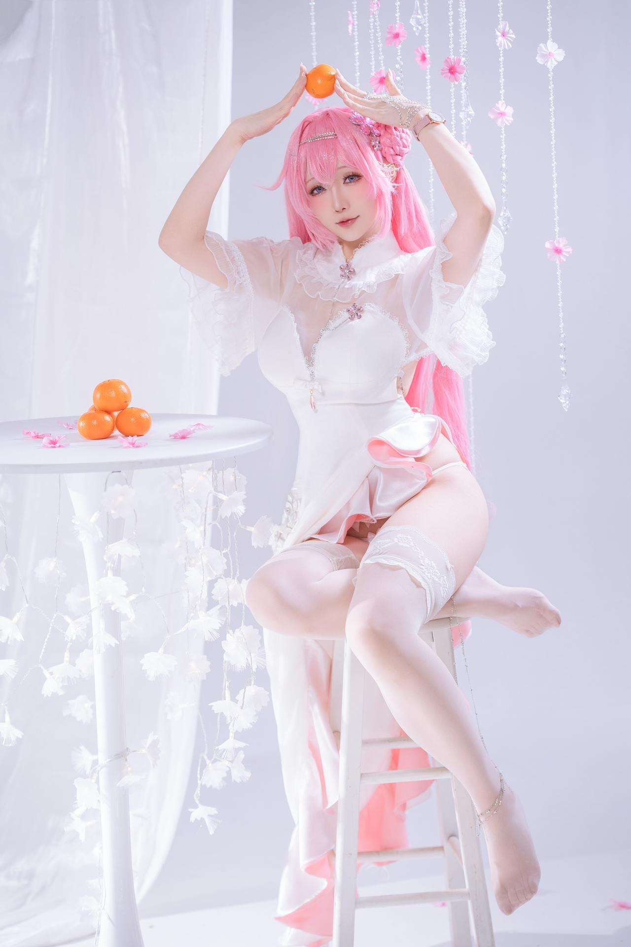 [cosplay] 星之迟迟Hoshilily - ชัยชนะเทพธิดา: Nikke โดโรธี: ชุดพิธีการผมขาว ถุงน่องสีขาว ขาเรียวสวย อ้างอิงต้นฉบับ 44P