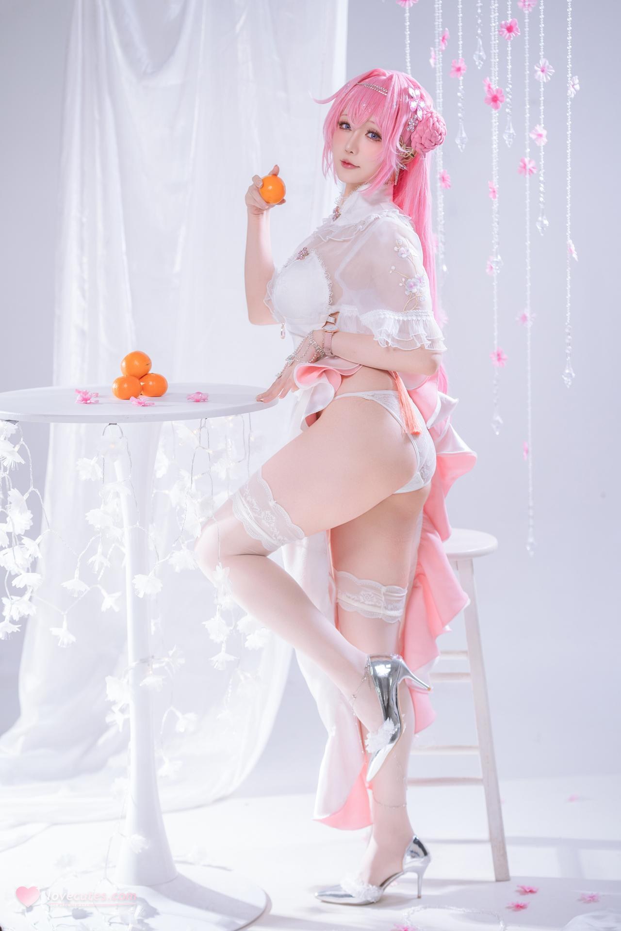 [cosplay] 星之迟迟Hoshilily - ชัยชนะเทพธิดา: Nikke โดโรธี: ชุดพิธีการผมขาว ถุงน่องสีขาว ขาเรียวสวย อ้างอิงต้นฉบับ 44P