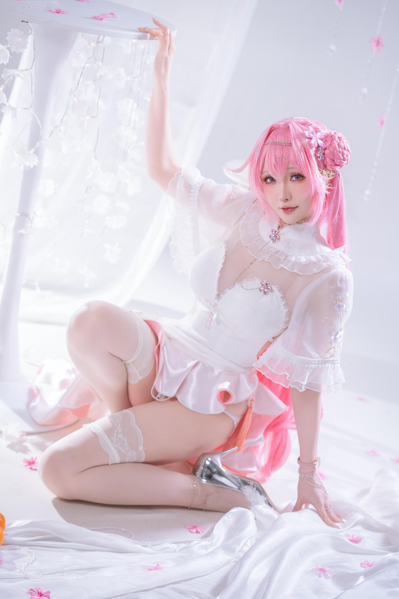 [cosplay] 星之迟迟Hoshilily - ชัยชนะเทพธิดา: Nikke โดโรธี: ชุดพิธีการผมขาว ถุงน่องสีขาว ขาเรียวสวย อ้างอิงต้นฉบับ 44P