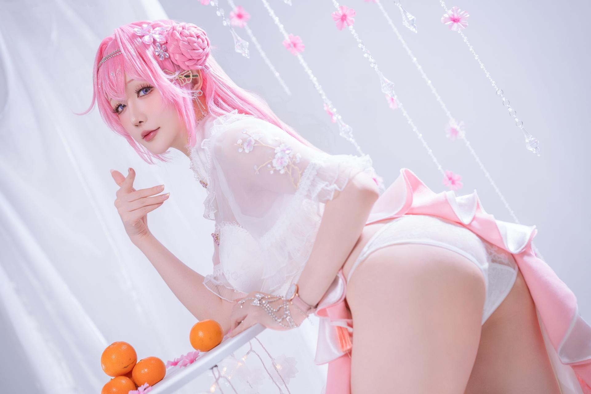[cosplay] 星之迟迟Hoshilily - ชัยชนะเทพธิดา: Nikke โดโรธี: ชุดพิธีการผมขาว ถุงน่องสีขาว ขาเรียวสวย อ้างอิงต้นฉบับ 44P