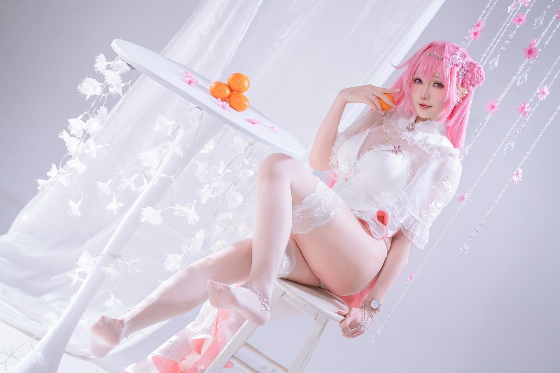 [cosplay] 星之迟迟Hoshilily - ชัยชนะเทพธิดา: Nikke โดโรธี: ชุดพิธีการผมขาว ถุงน่องสีขาว ขาเรียวสวย อ้างอิงต้นฉบับ 44P