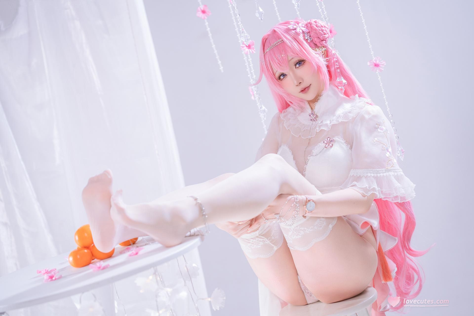 [cosplay] 星之迟迟Hoshilily - ชัยชนะเทพธิดา: Nikke โดโรธี: ชุดพิธีการผมขาว ถุงน่องสีขาว ขาเรียวสวย อ้างอิงต้นฉบับ 44P