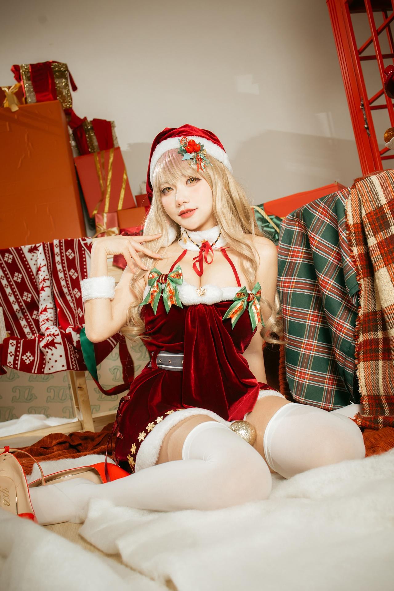 [cosplay] 是一只熊仔 - エマ クリスマス：クリスマスレッド衣装のホリデーキャラクター写真 40P