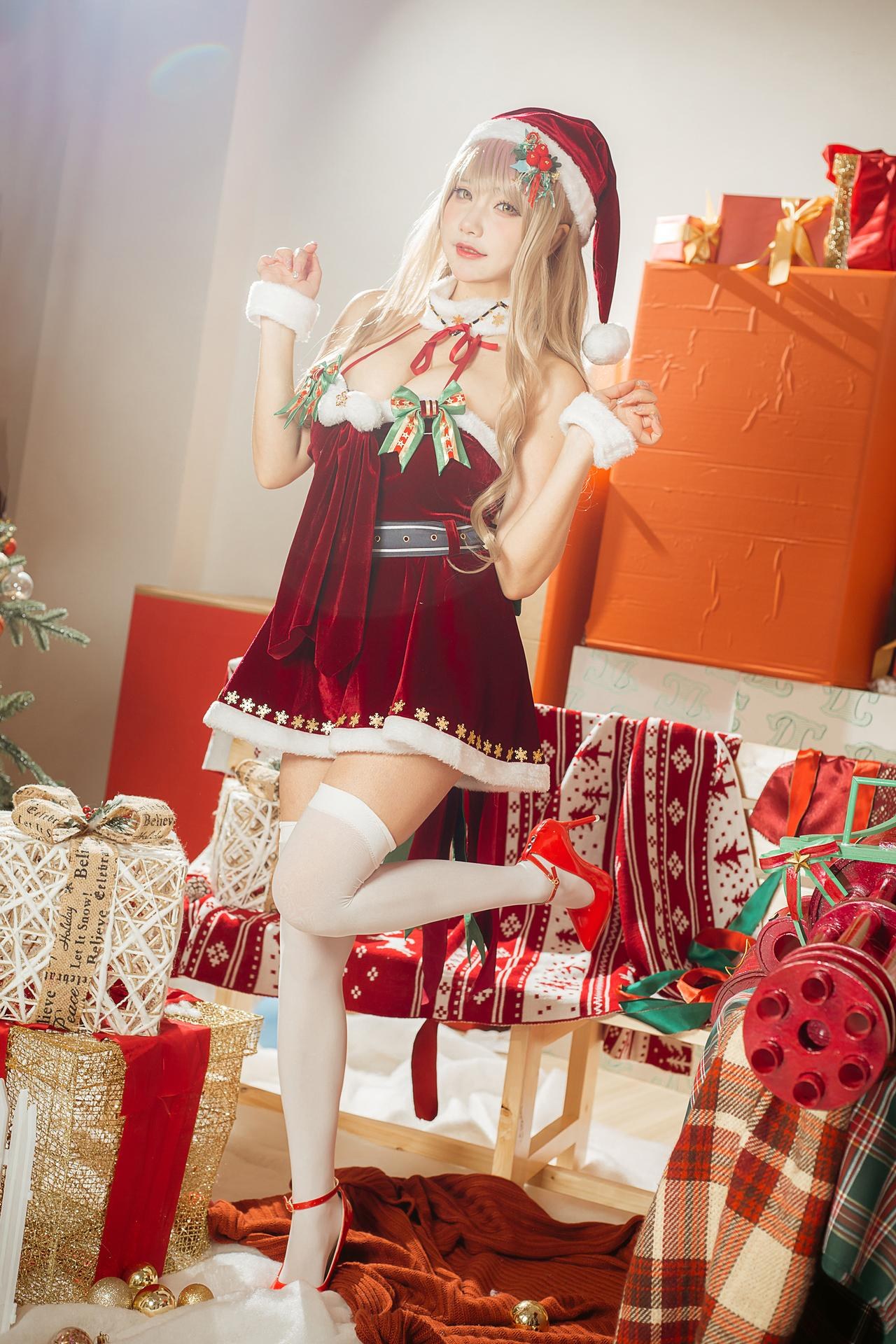 [cosplay] It's a Little Bear Cub - Emma Christmas: Christmas Red Outfit Holiday Character Photos 40P