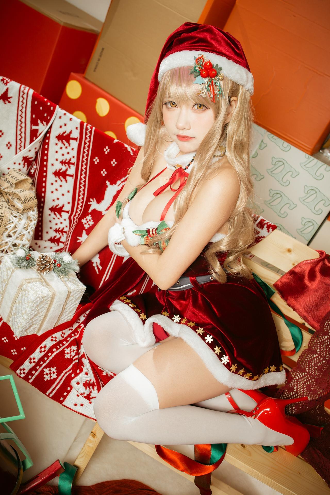 [cosplay] It's a Little Bear Cub - Emma Christmas: Christmas Red Outfit Holiday Character Photos 40P