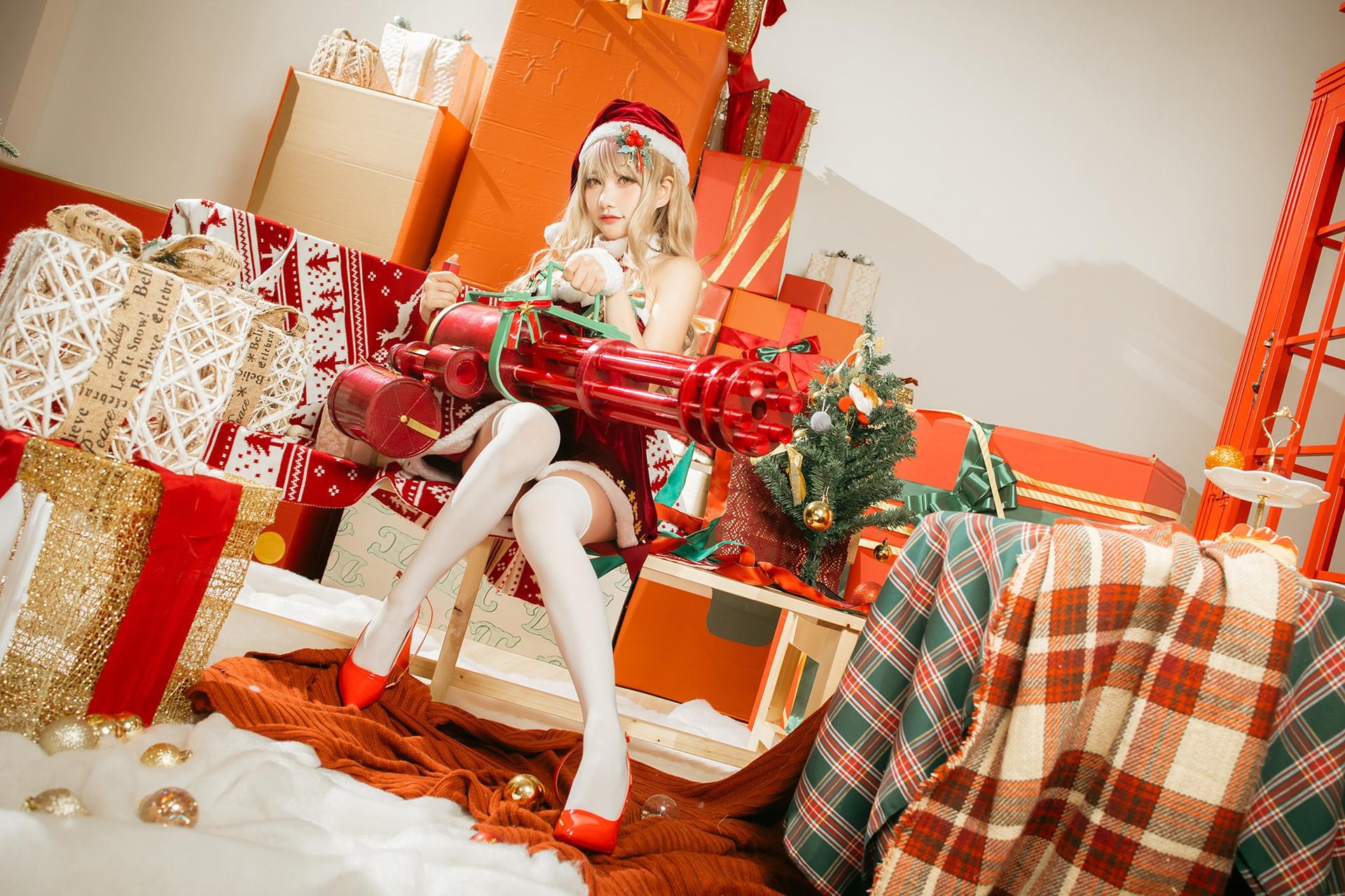 [cosplay] It's a Little Bear Cub - Emma Christmas: Christmas Red Outfit Holiday Character Photos 40P