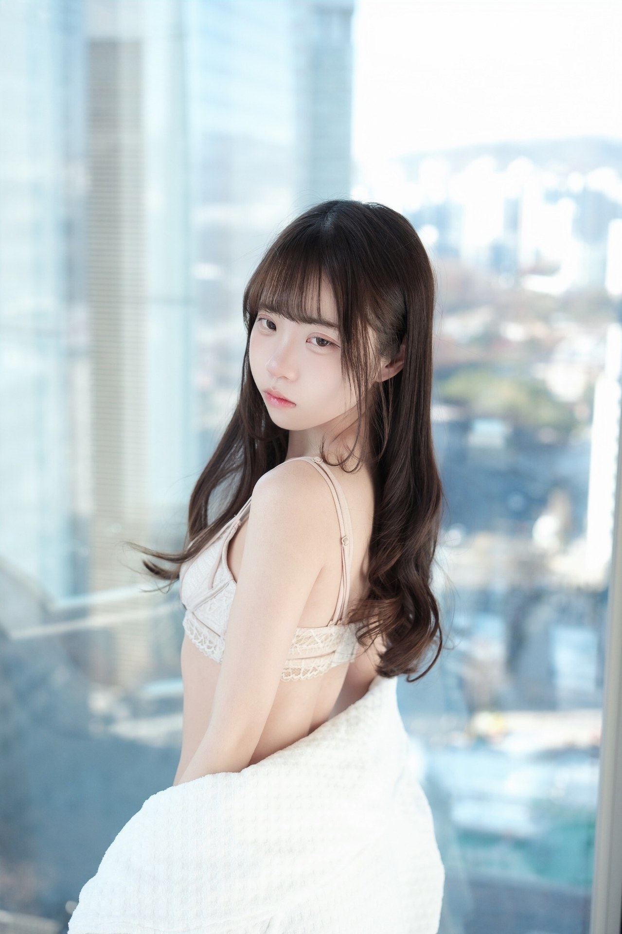 [Private Room] Keke Xiaobaitu - The Secret of the Innocent Neighbor Girl: Window-Side Home-Style Photoshoot 63P
