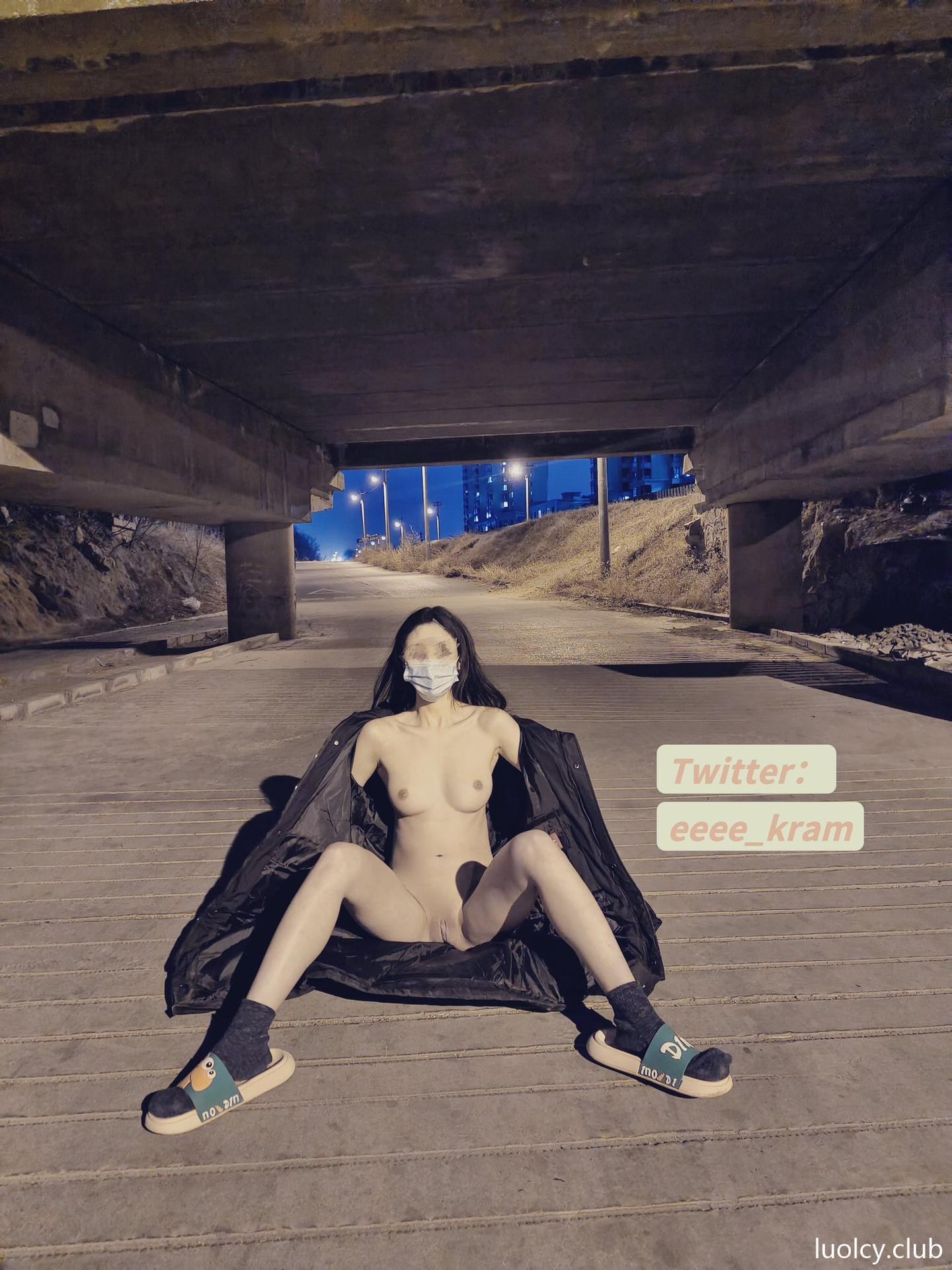 [私房] Eeee_kram - 白虎户外私拍：户外露出白虎私房 美臀大尺度 126P20V