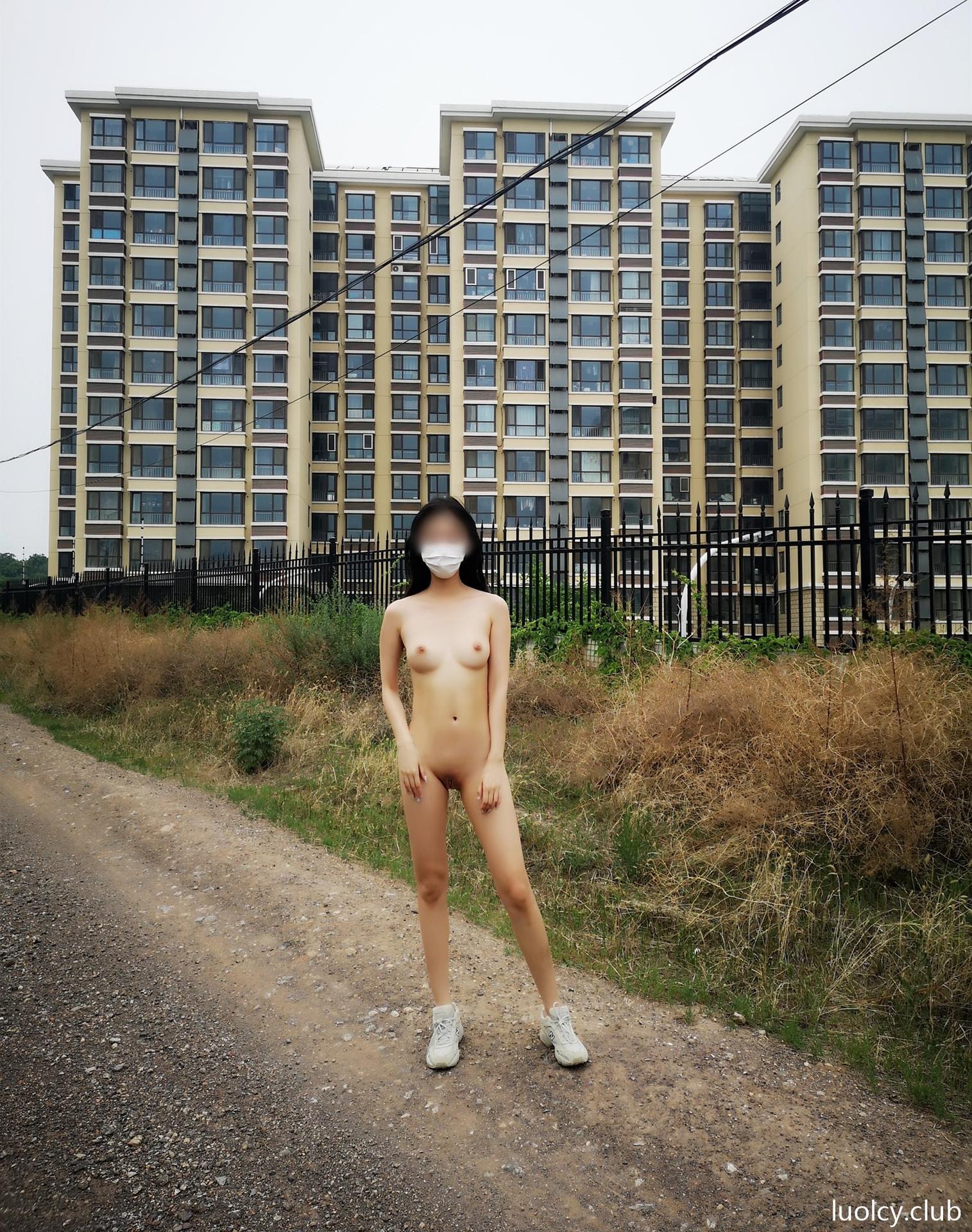 [私房] Eeee_kram - 白虎户外私拍：户外露出白虎私房 美臀大尺度 126P20V