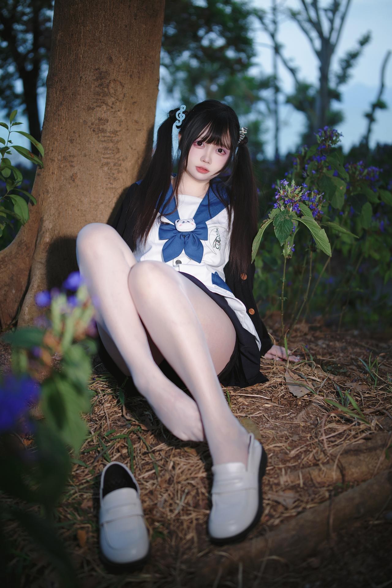 [Photo Set] Luosang w Yizi - MissKON coser school-uniform styling, uniform styling, white stockings, leg-focused poses 38P