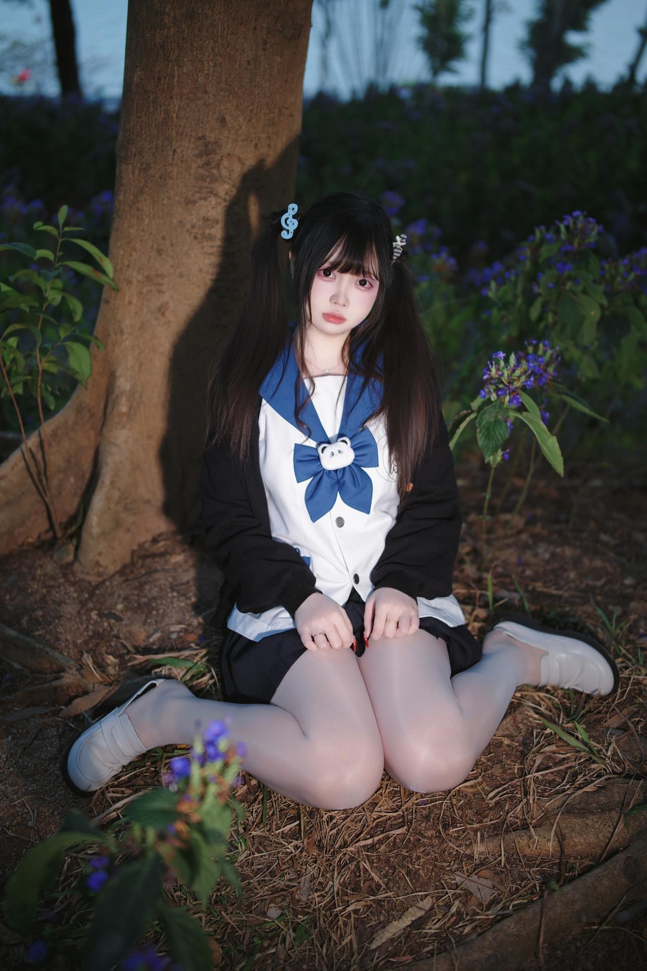 [Photo Set] Luosang w Yizi - MissKON coser school-uniform styling, uniform styling, white stockings, leg-focused poses 38P