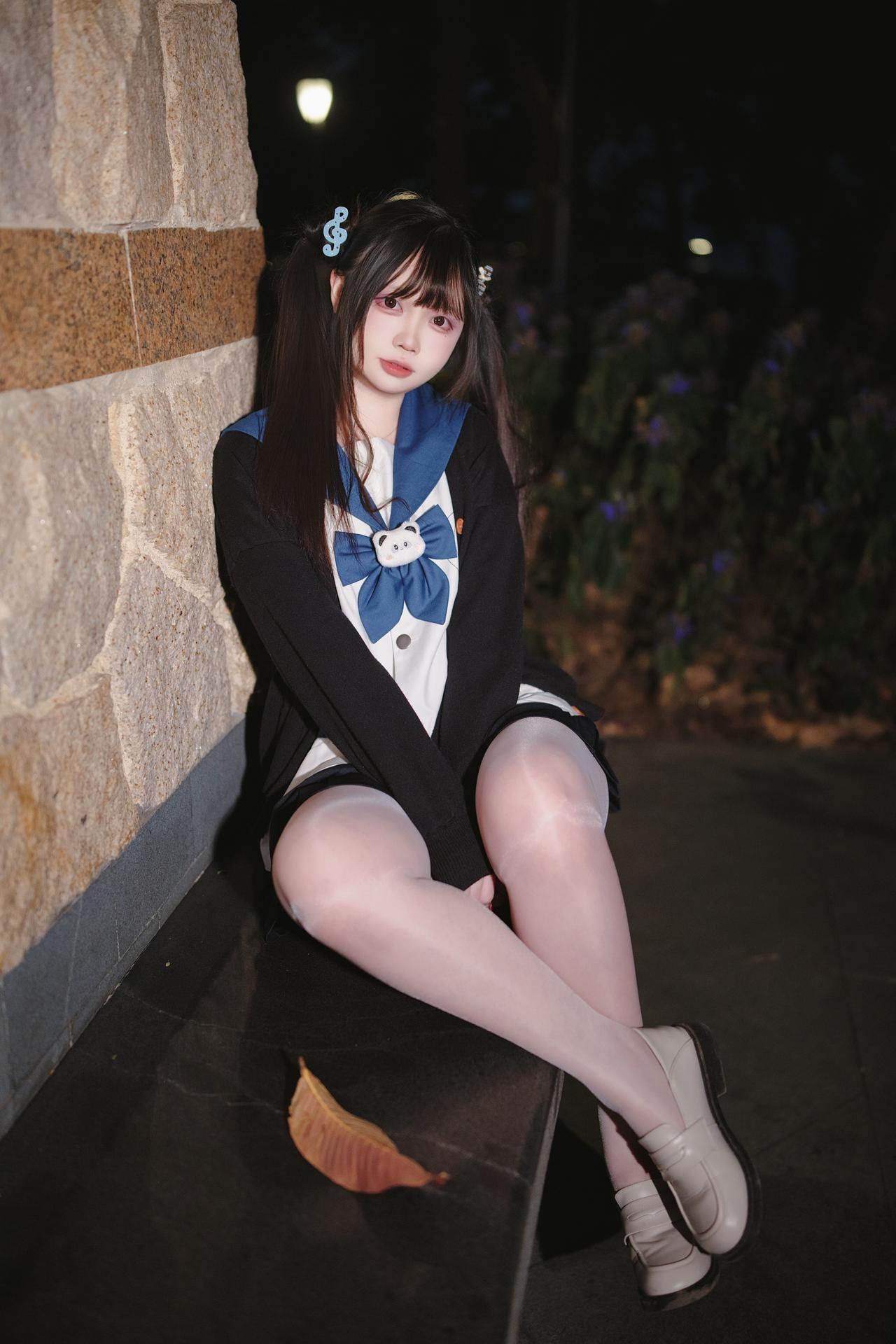 [Photo Set] Luosang w Yizi โฟโต้เซ็ต school-uniform styling, uniform styling, white stockings, leg-focused poses 38P