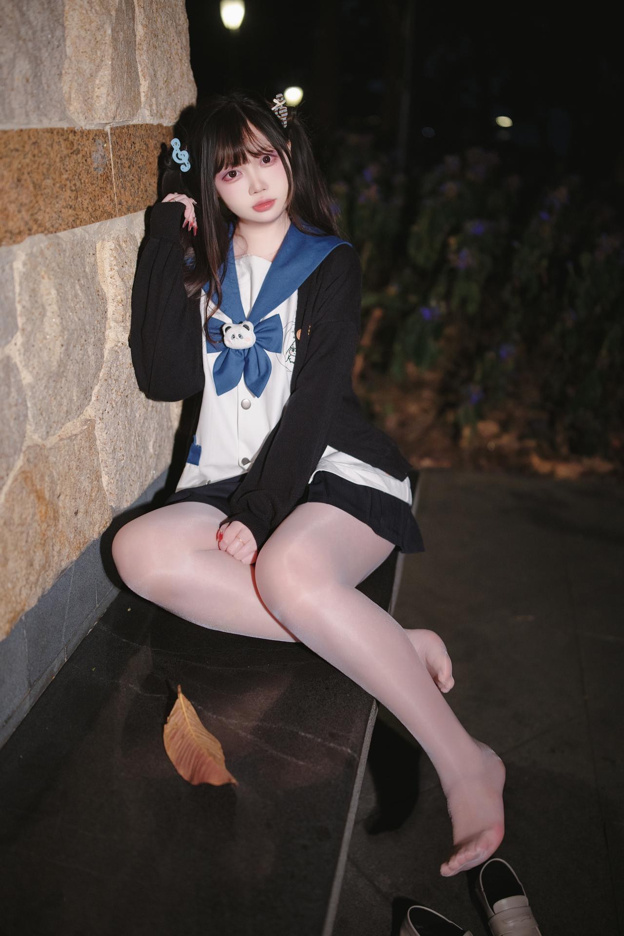 [Photo Set] Luosang w Yizi - MissKON coser school-uniform styling, uniform styling, white stockings, leg-focused poses 38P