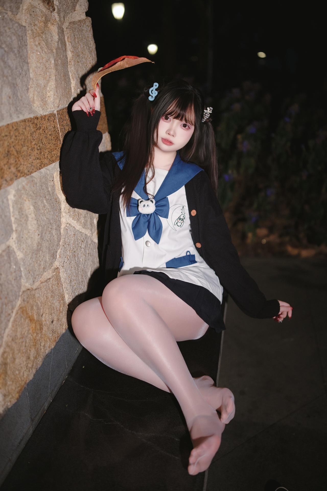 [Photo Set] Luosang w Yizi - MissKON coser school-uniform styling, uniform styling, white stockings, leg-focused poses 38P