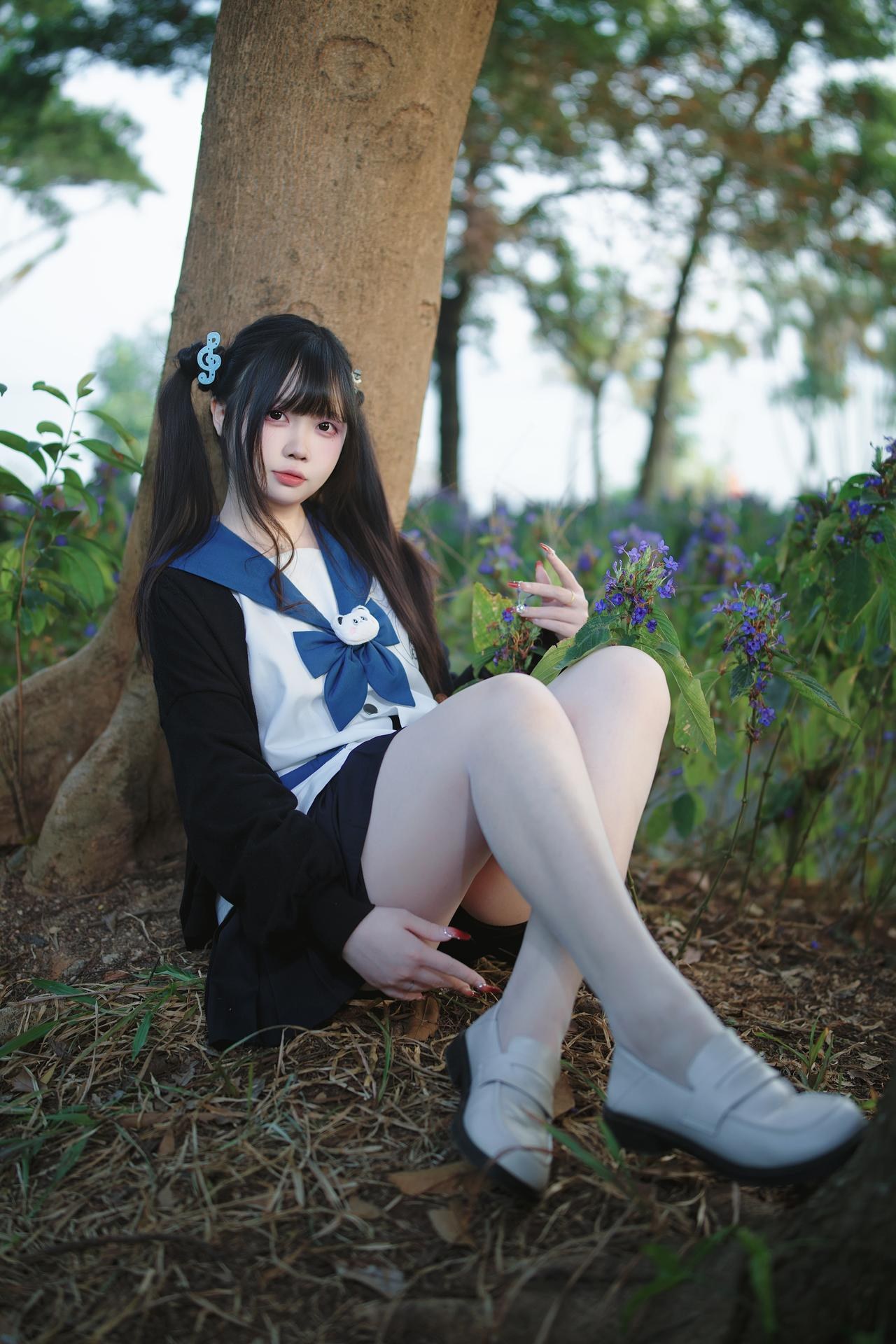 [Photo Set] Luosang w Yizi - MissKON coser school-uniform styling, uniform styling, white stockings, leg-focused poses 38P