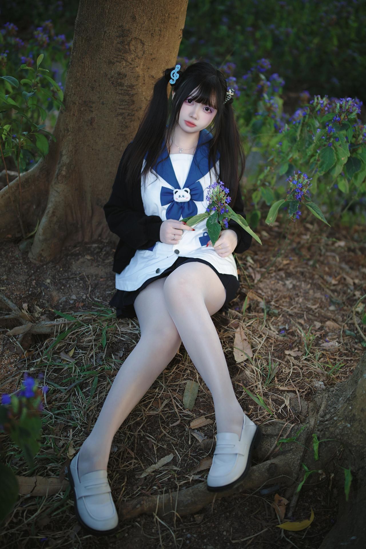 [Photo Set] Luosang w Yizi - MissKON coser school-uniform styling, uniform styling, white stockings, leg-focused poses 38P