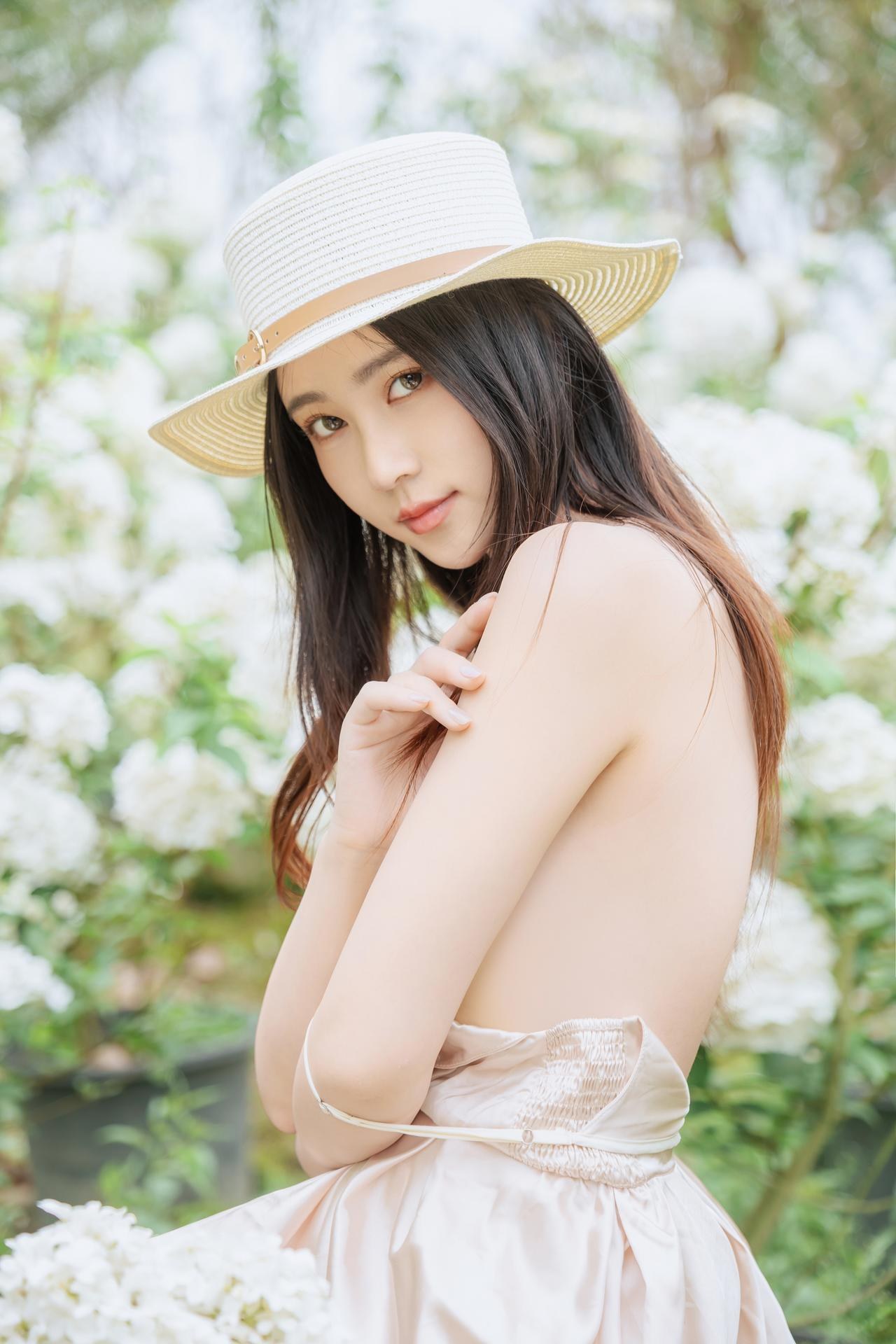 [寫真] 年年Nnian - 木绣球：花园木绣球白裙 戶外美腿寫真 82P