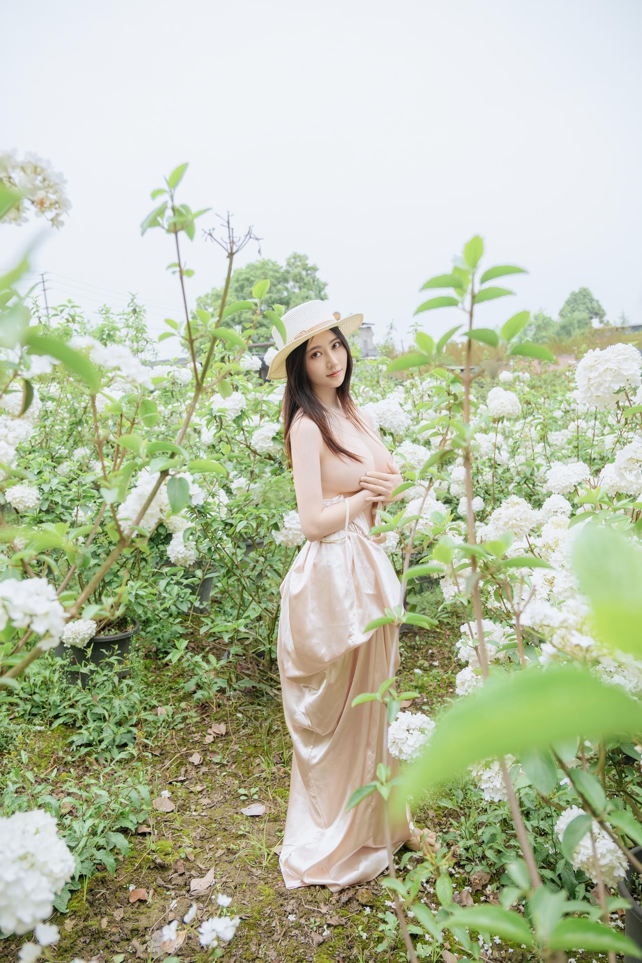 [寫真] 年年Nnian - 木绣球：花园木绣球白裙 戶外美腿寫真 82P