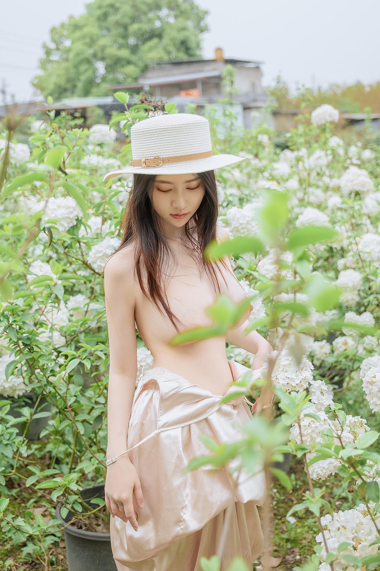 [寫真] 年年Nnian - 木绣球：花园木绣球白裙 戶外美腿寫真 82P
