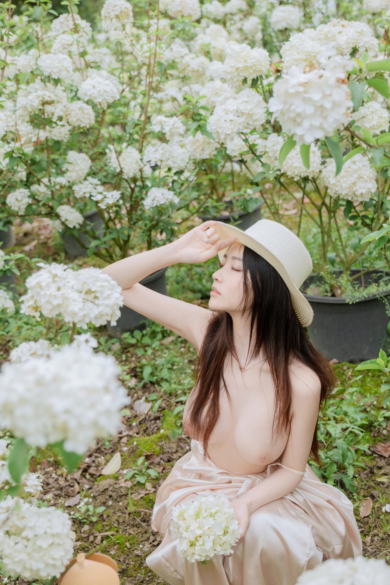 [写真] 年年Nnian - 木绣球：花园木绣球白裙 户外美腿写真 82P