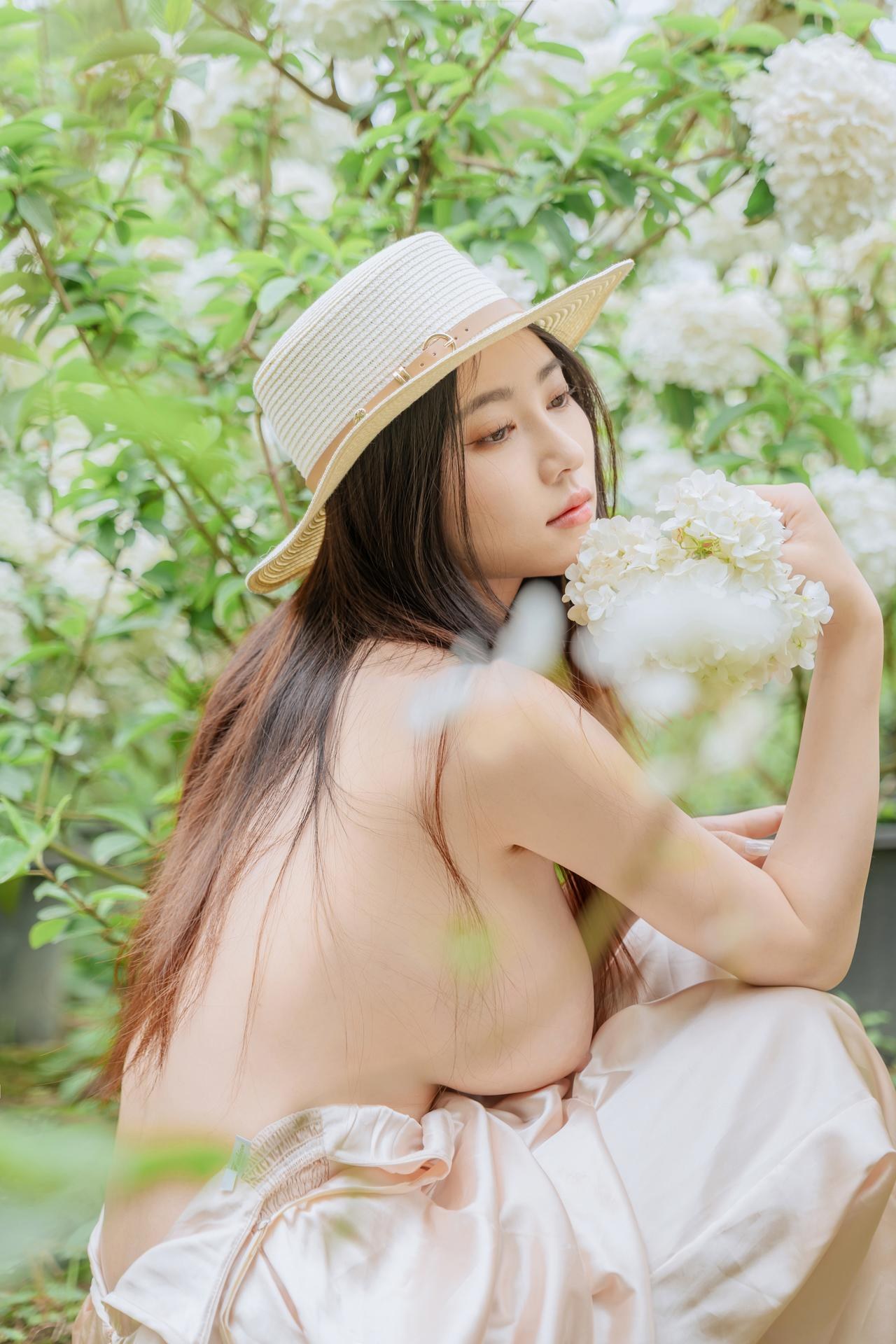 [写真] 年年Nnian - 木绣球：花园木绣球白裙 户外美腿写真 82P