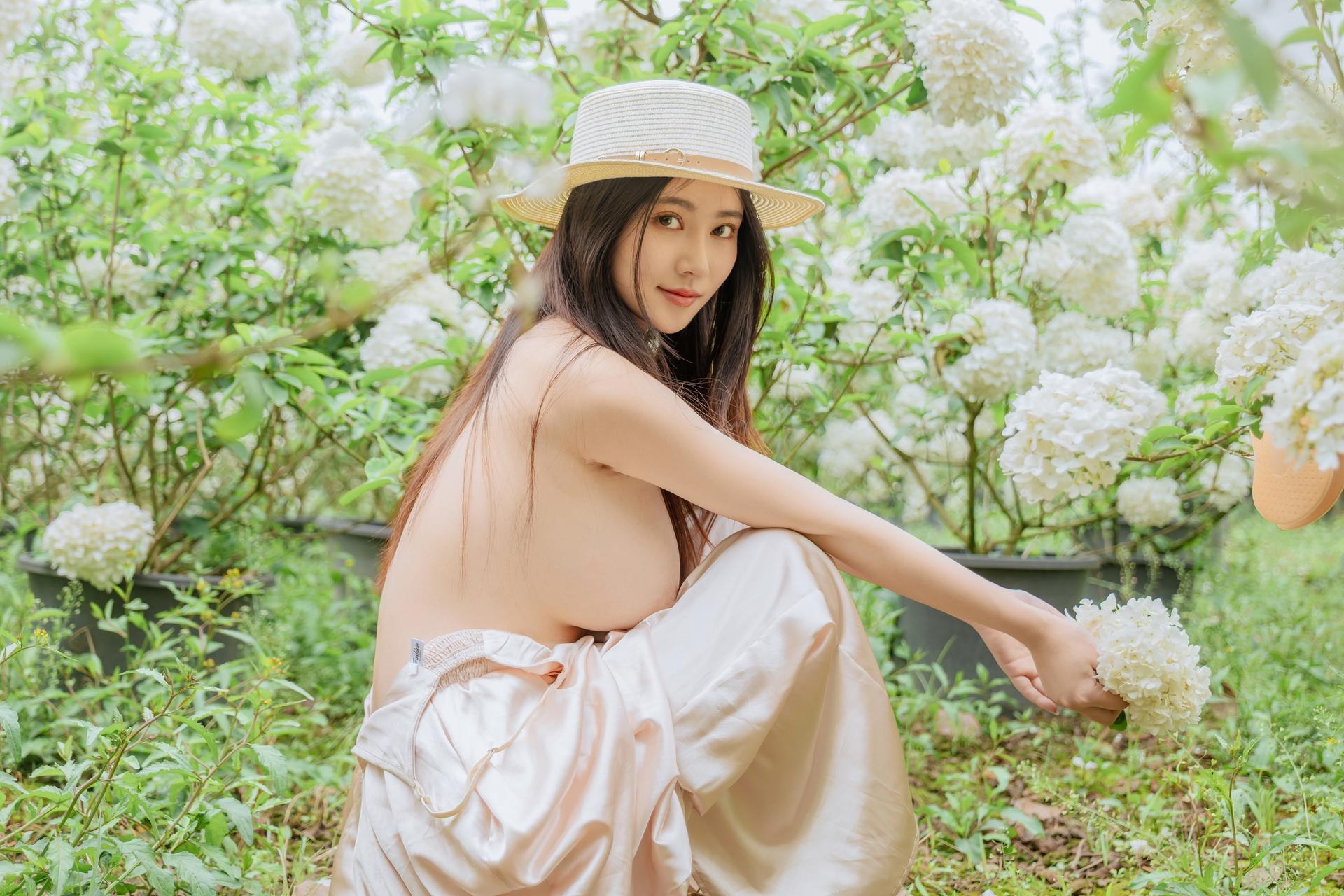 [写真] 年年Nnian - 木绣球：花园木绣球白裙 户外美腿写真 82P