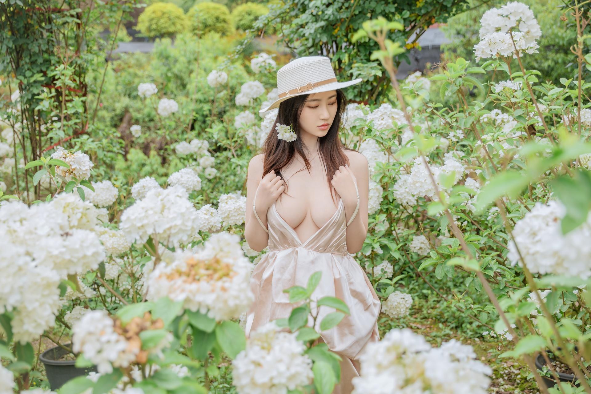 [写真] 年年Nnian - 木绣球：花园木绣球白裙 户外美腿写真 82P