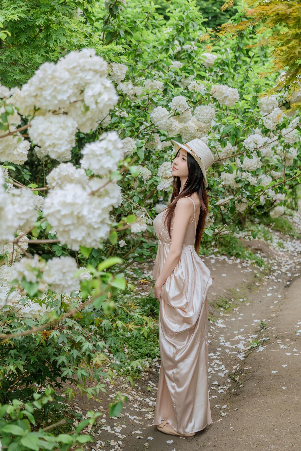 [写真] 年年Nnian - 木绣球：花园木绣球白裙 户外美腿写真 82P