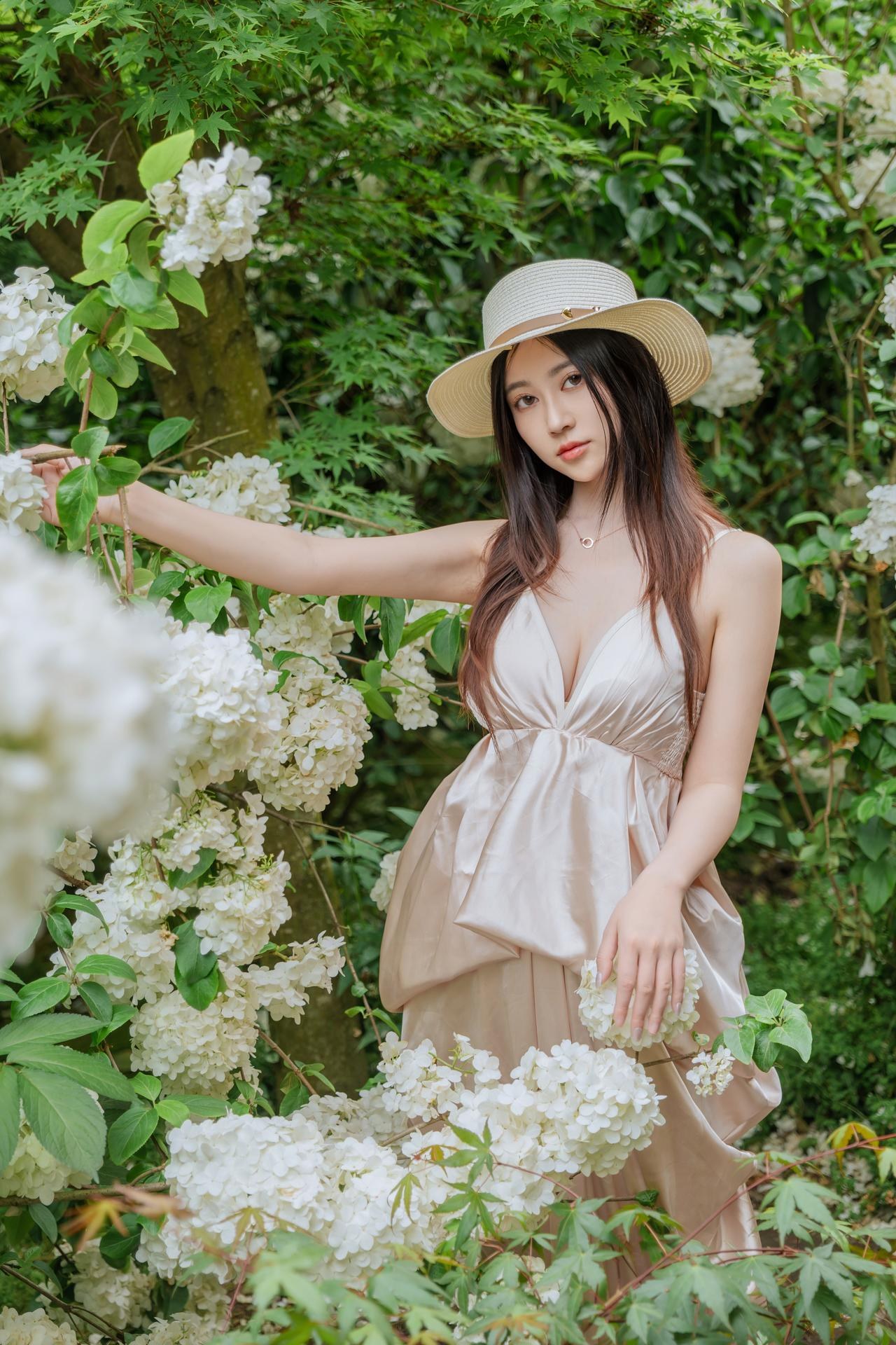 [写真] 年年Nnian - 木绣球：花园木绣球白裙 户外美腿写真 82P