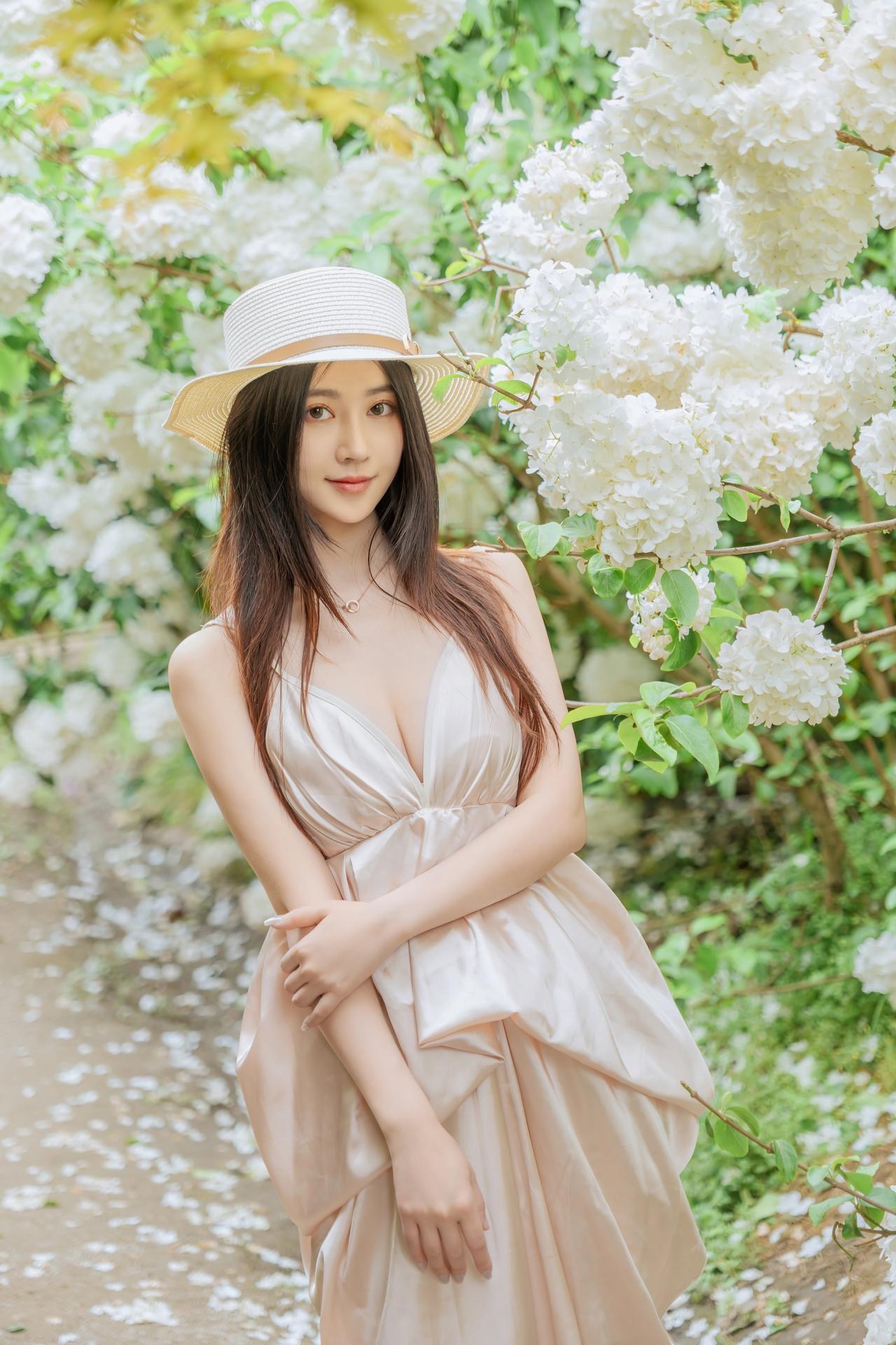 [写真] 年年Nnian - 木绣球：花园木绣球白裙 户外美腿写真 82P