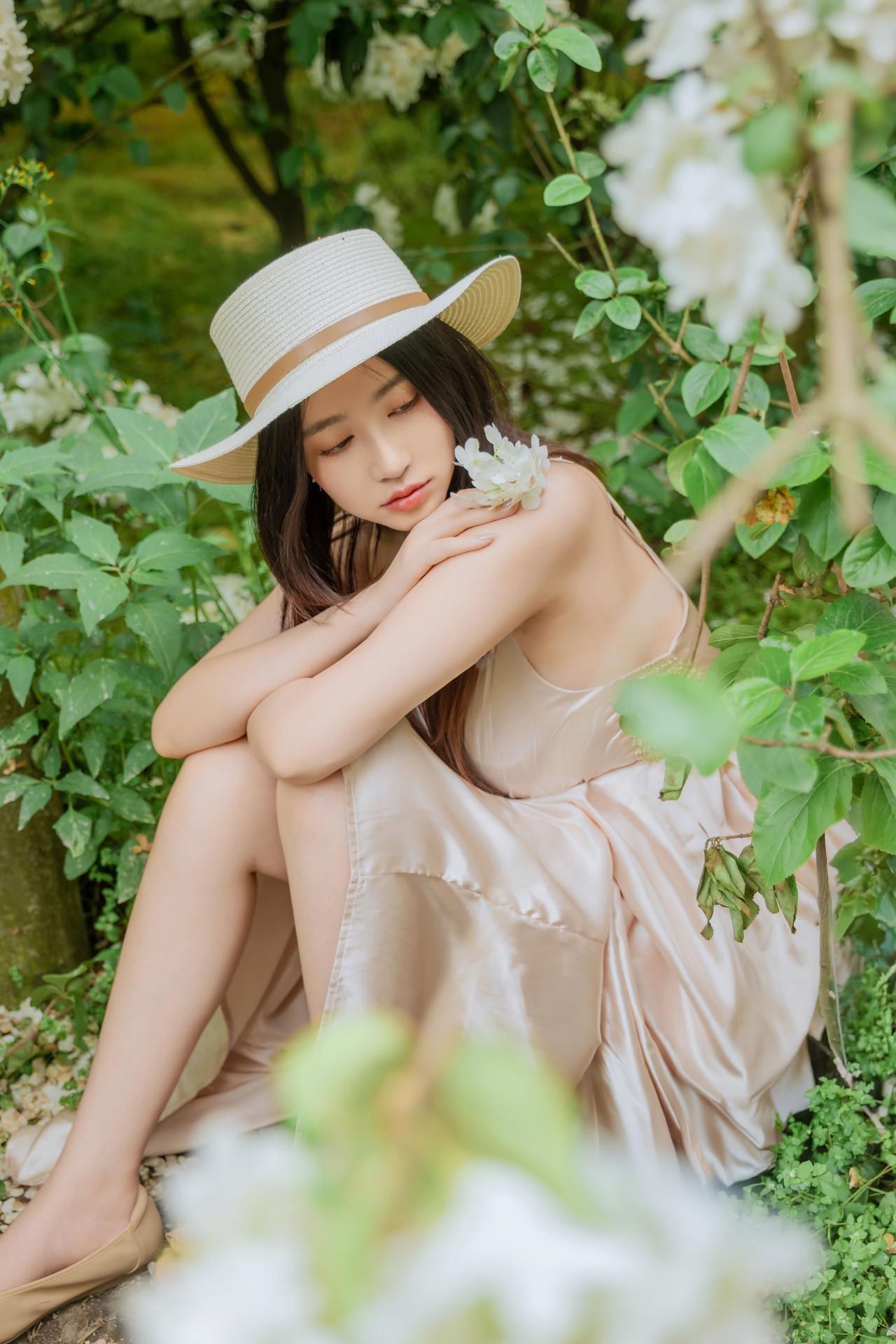 [写真] 年年Nnian - 木绣球：花园木绣球白裙 户外美腿写真 82P