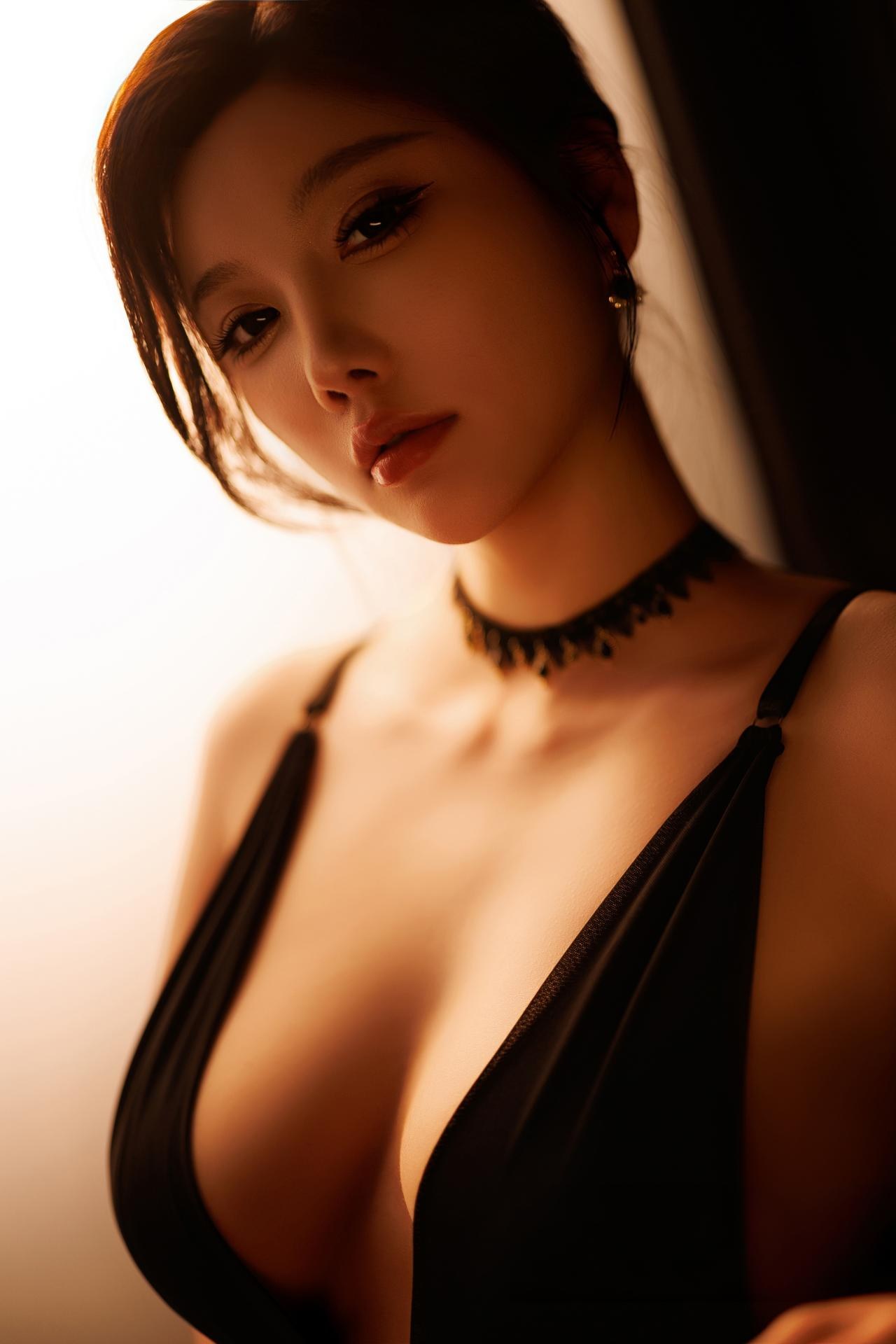 [モデル] Yang Chen Chen (杨晨晨Yome) - 秀人网模特 西安旅拍 黑色开衩旗袍旅拍 黑丝美腿 83P