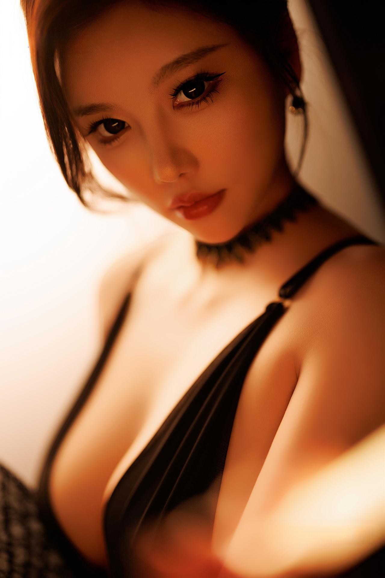 [モデル] Yang Chen Chen (杨晨晨Yome) - 秀人网模特 西安旅拍 黑色开衩旗袍旅拍 黑丝美腿 83P