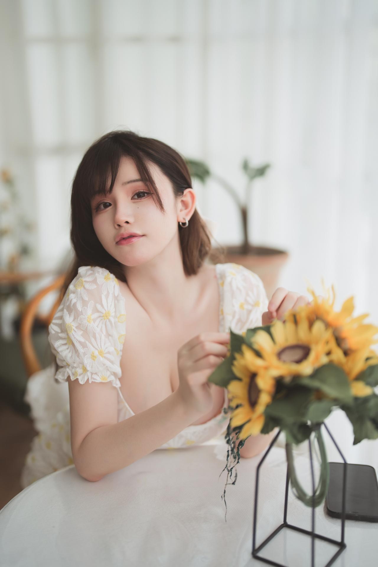 [Private Room] Qianyu rr - MissKON coser private-room photos, lingerie, busty styling, leg-focused poses 87P