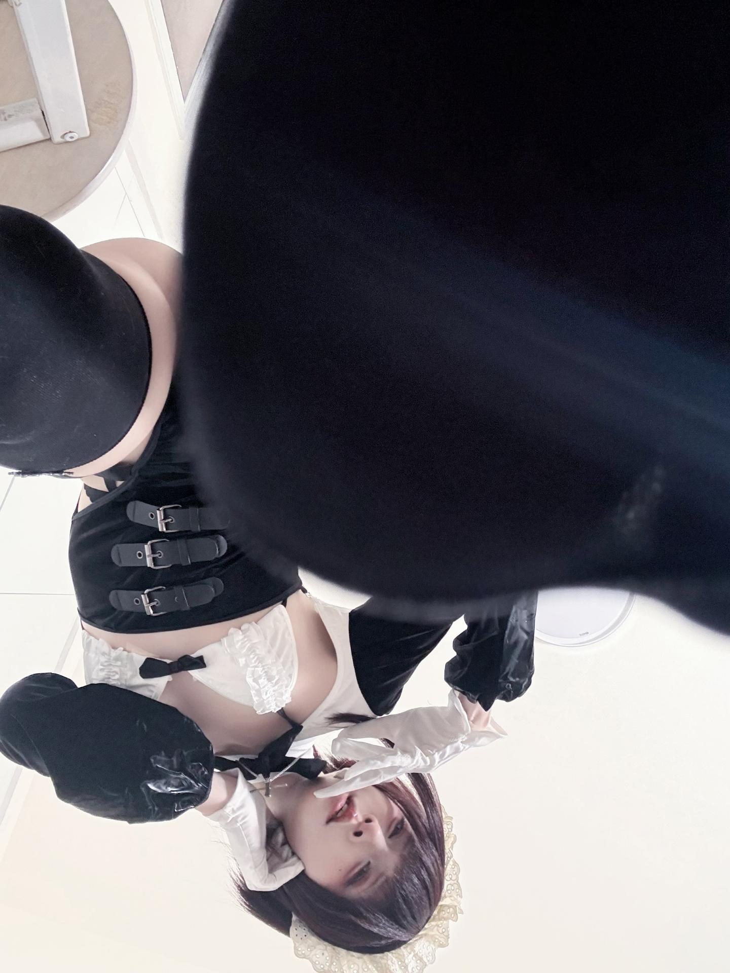 [Photo Set] Etsu_ko - MissKON coser maid, black stockings, uniform styling, leg-focused poses 36P