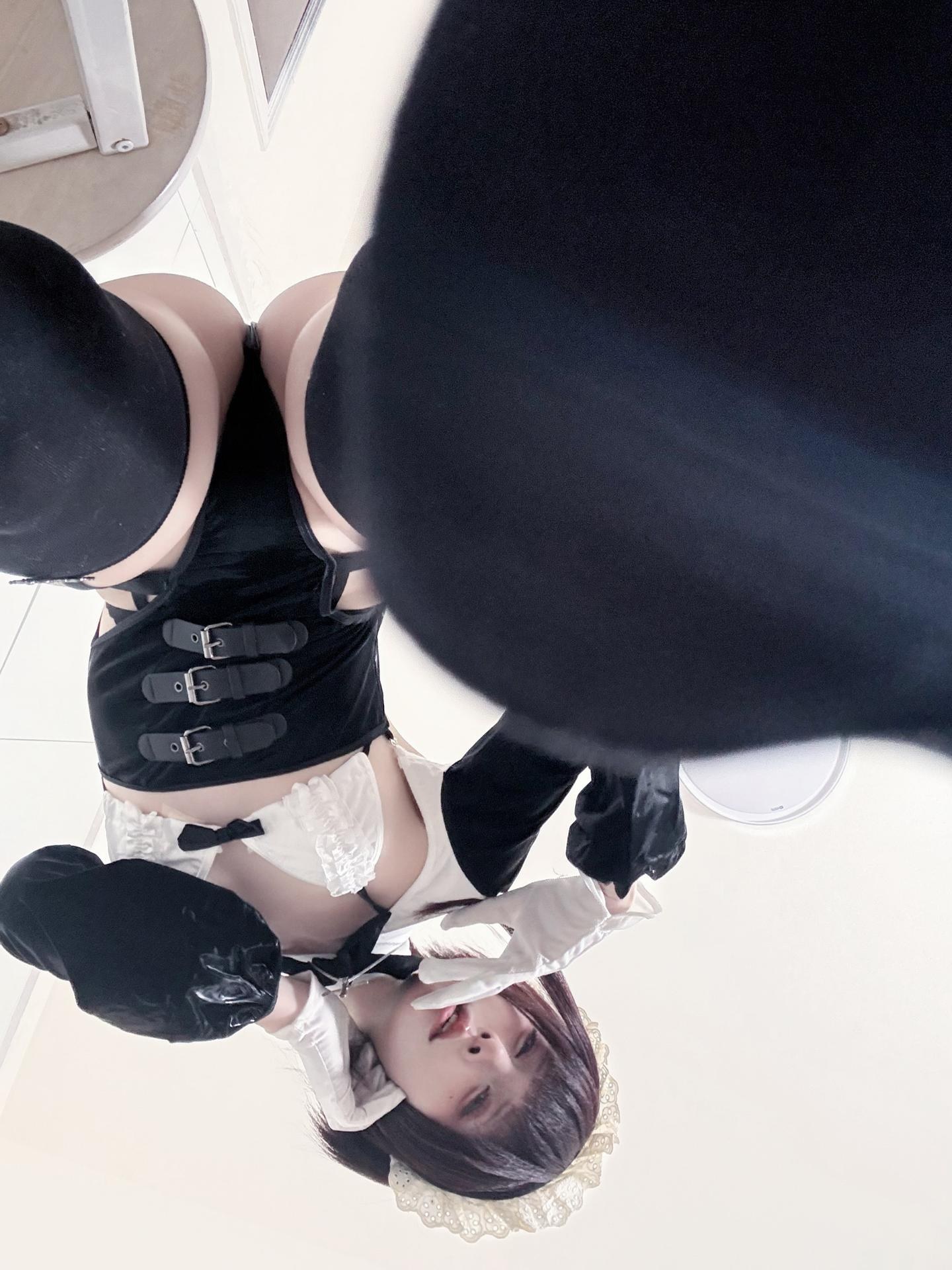 [Photo Set] Etsu_ko - MissKON coser maid, black stockings, uniform styling, leg-focused poses 36P