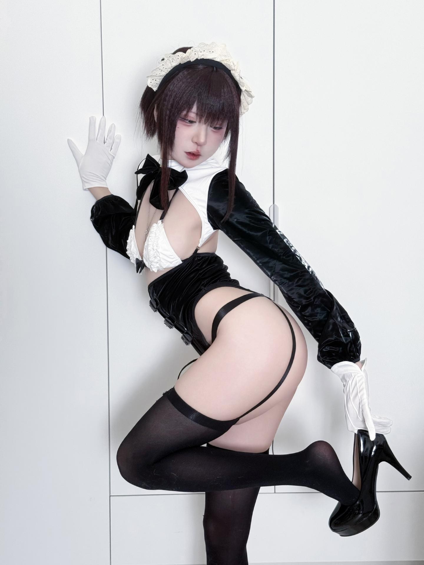 [写真] 纸悦Etsu_ko - 叛逆女仆：黑白叛逆女仆 黑丝美腿棚拍 36P