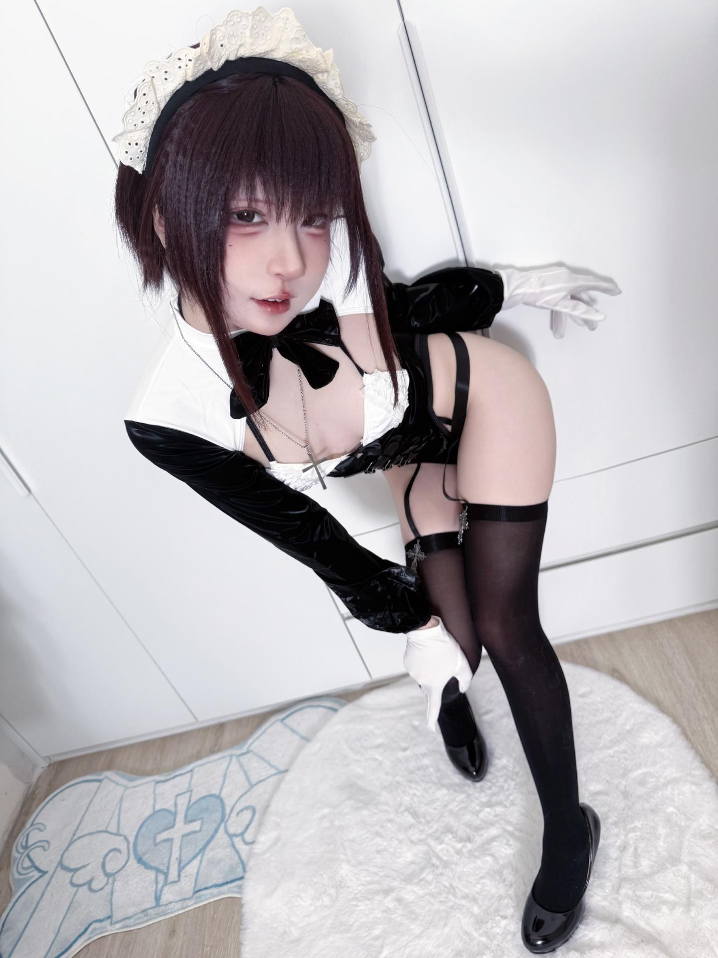 [写真] 纸悦Etsu_ko - 叛逆女仆：黑白叛逆女仆 黑丝美腿棚拍 36P