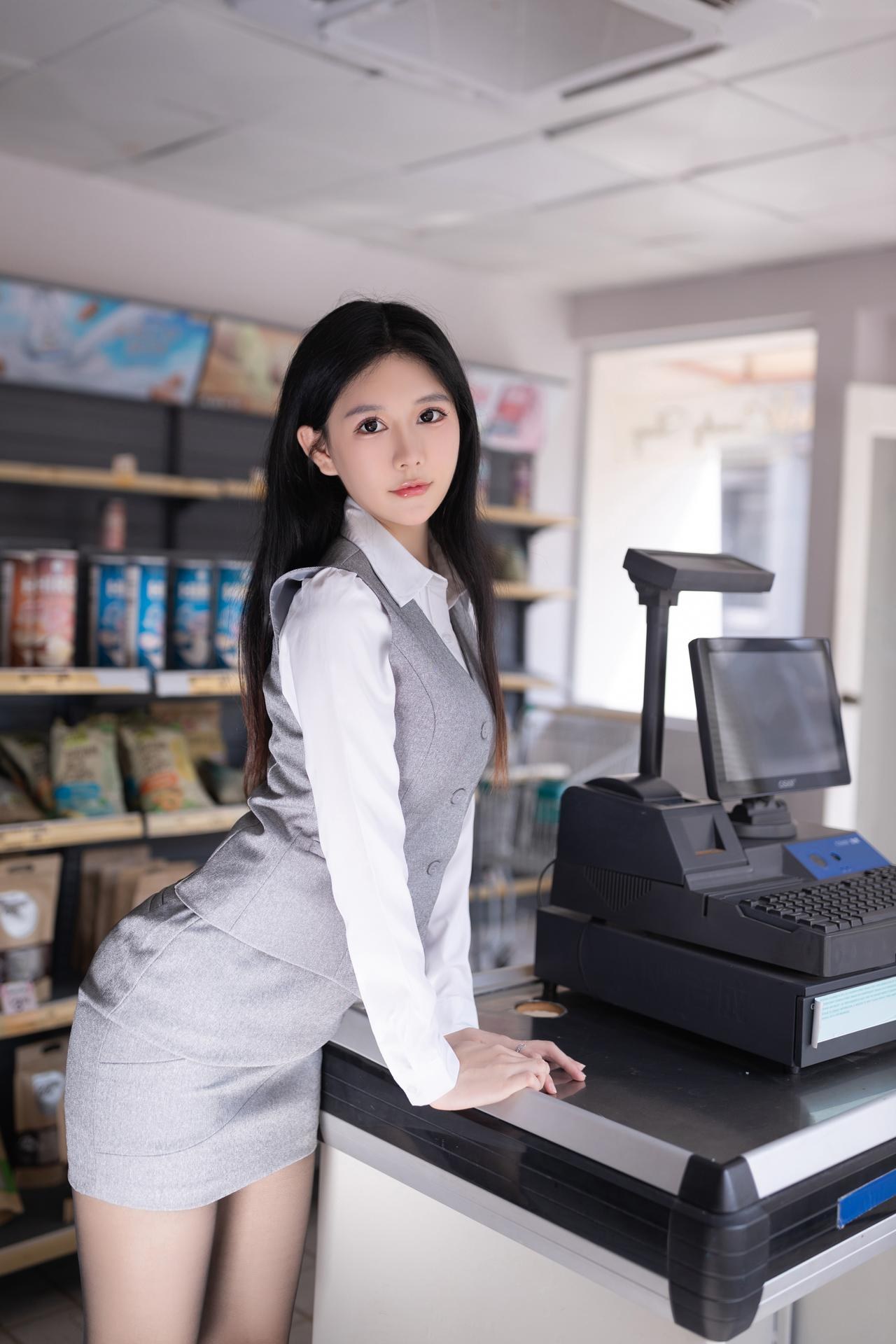 [모델] 谢小蒽 - 秀人网模特 便利店新星 便利店制服灰裙 美腿私房 100P