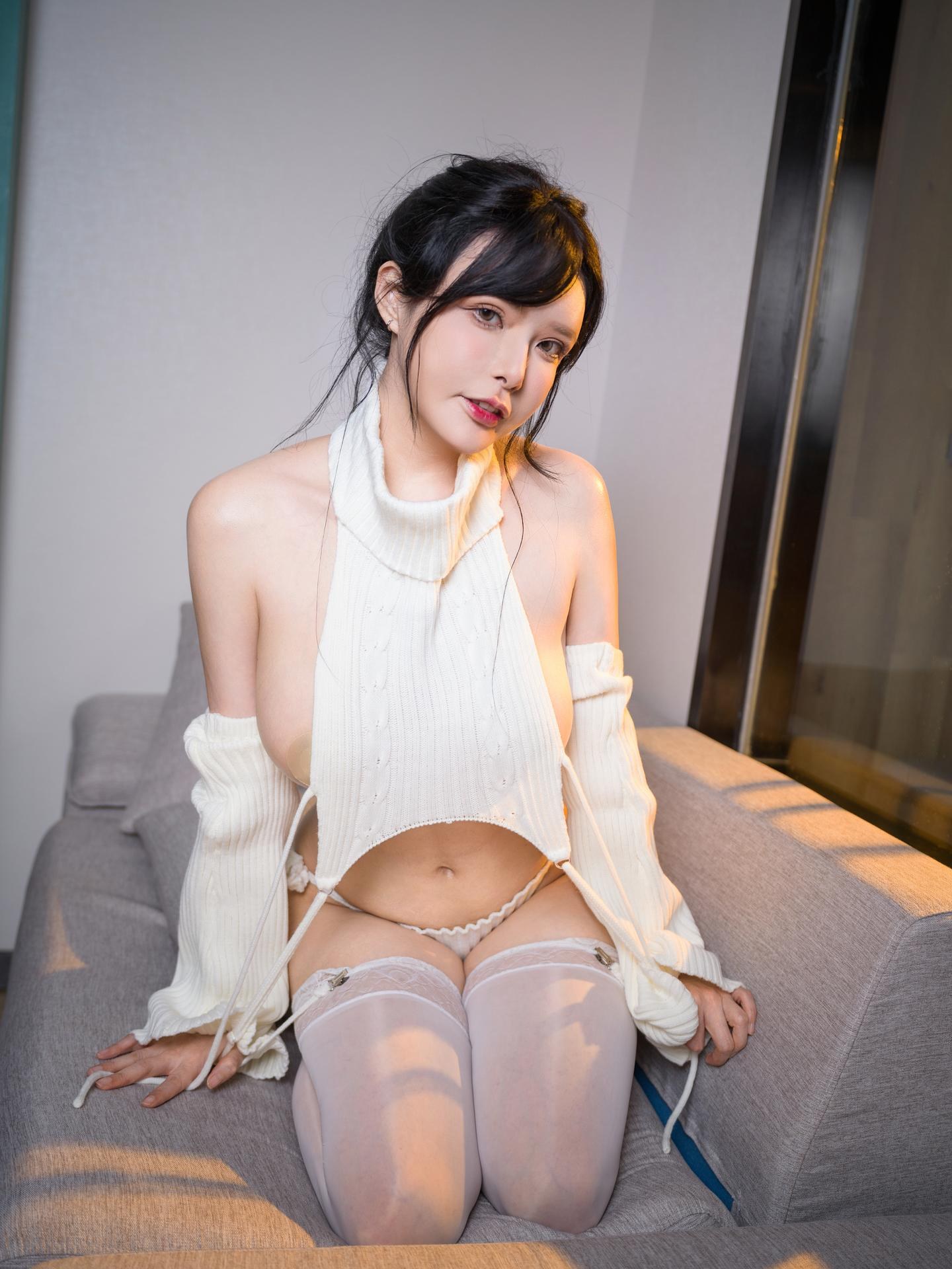 [私房] 秋和柯基 - 毛衣：毛衣美胸翹臀大尺度私房 23P1V