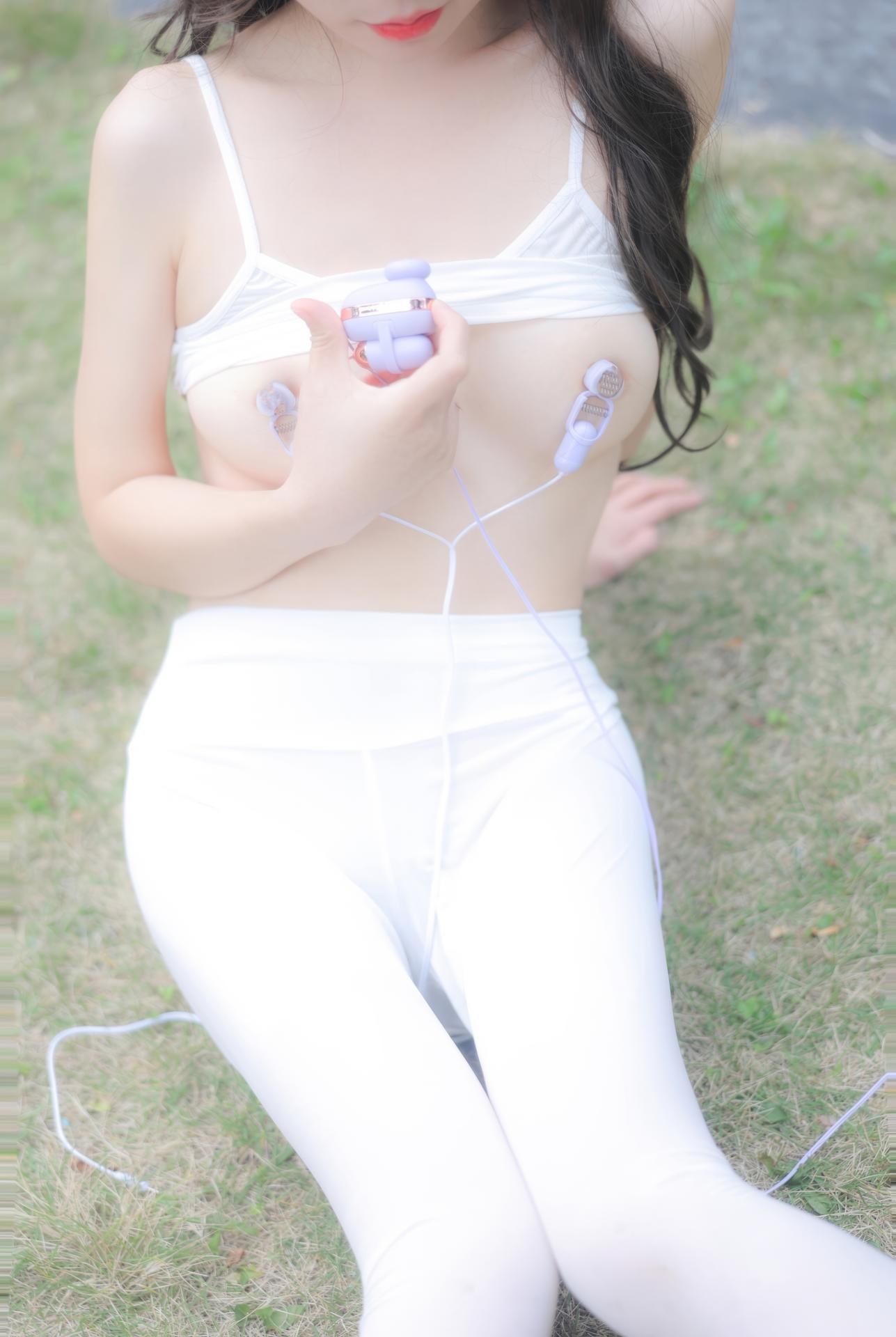 [模特] 桃妖夭 - 秀人网模特 户外：秀人网模特户外写真美腿 80P