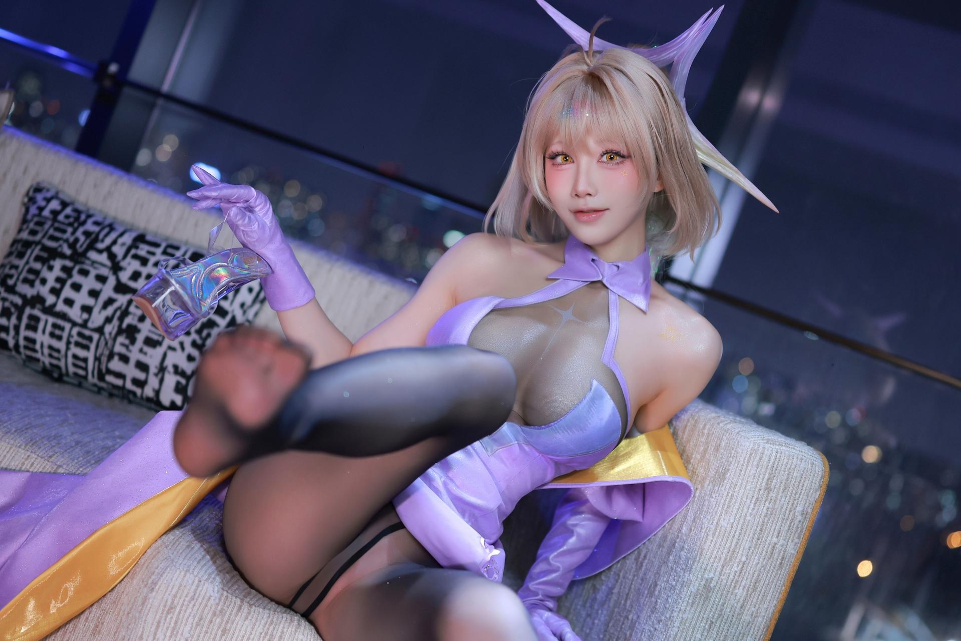[cosplay] 水淼aqua - Nikke胜利女神 阿妮斯：超级巨星星光舞台装美胸美腿 54P
